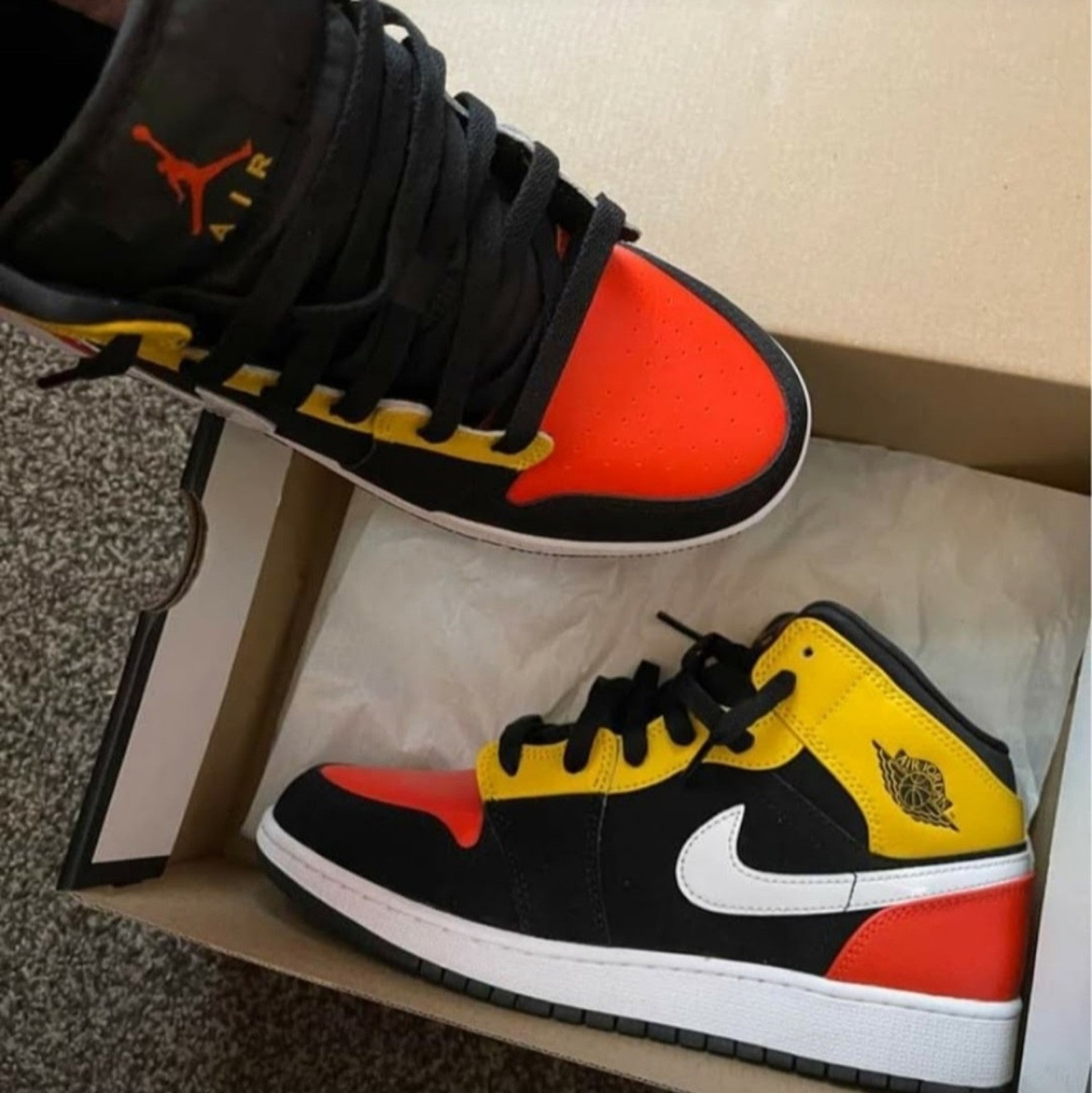 Air Jordan 1 Mid SE - Size 7Y