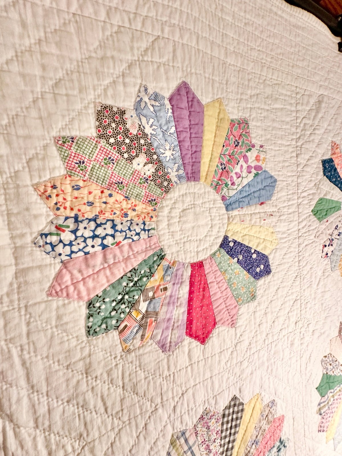 Handmade quilt - soft Dresden plates