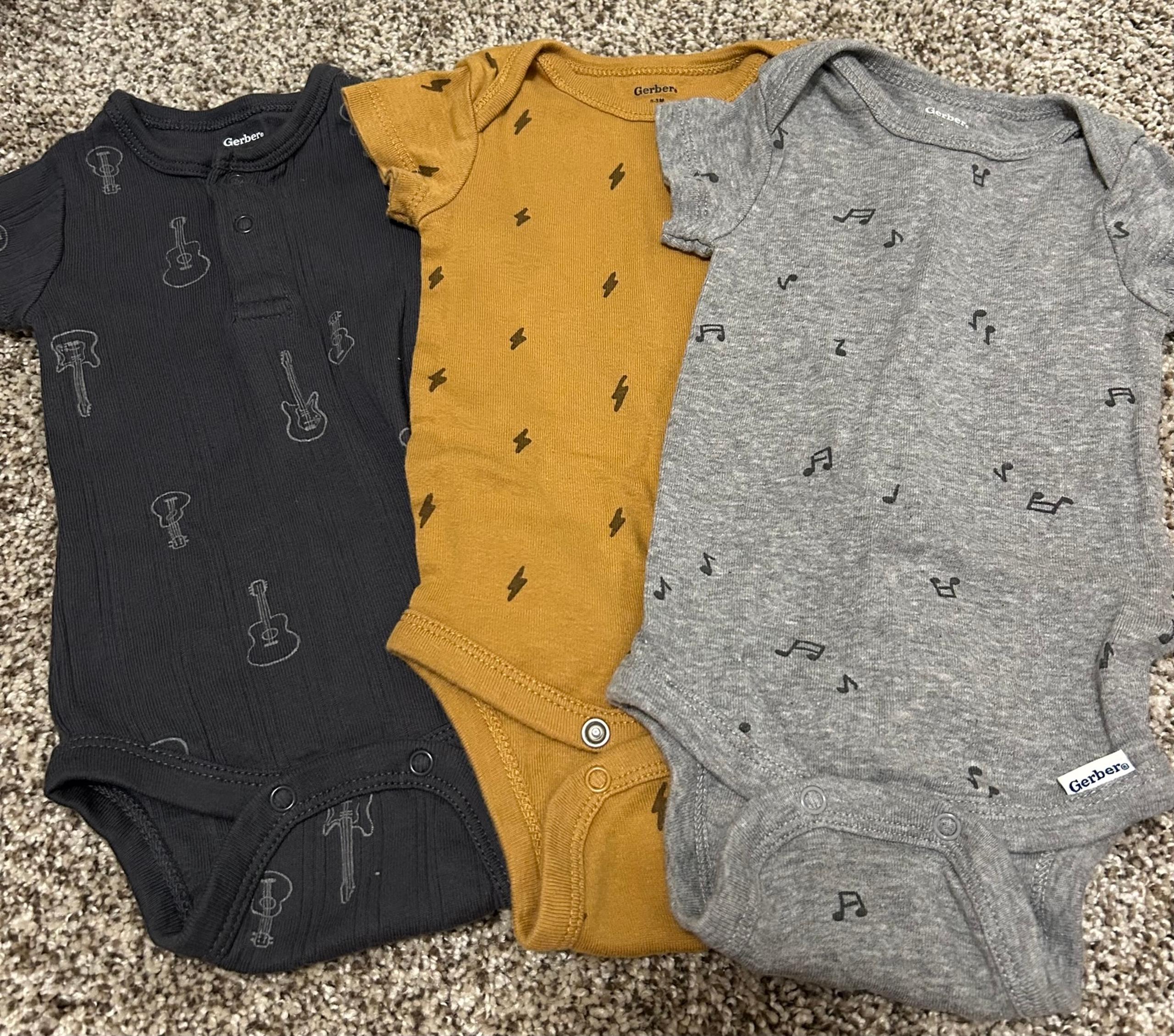 Bundle of 3 onesies 0-3M
