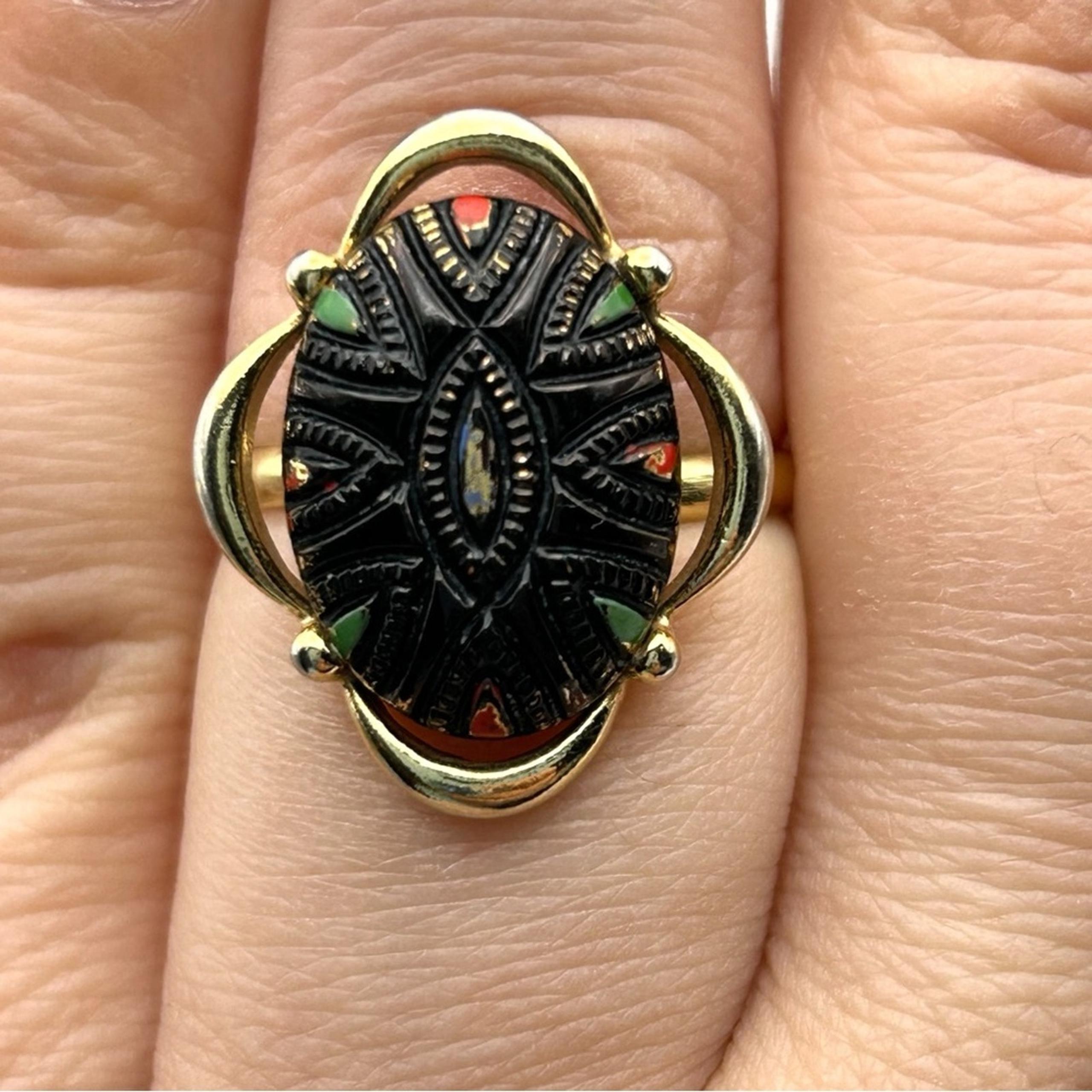 Vintage Sarah Coventry Black Oval Gold Tone Adjustable Ring around a Size 8