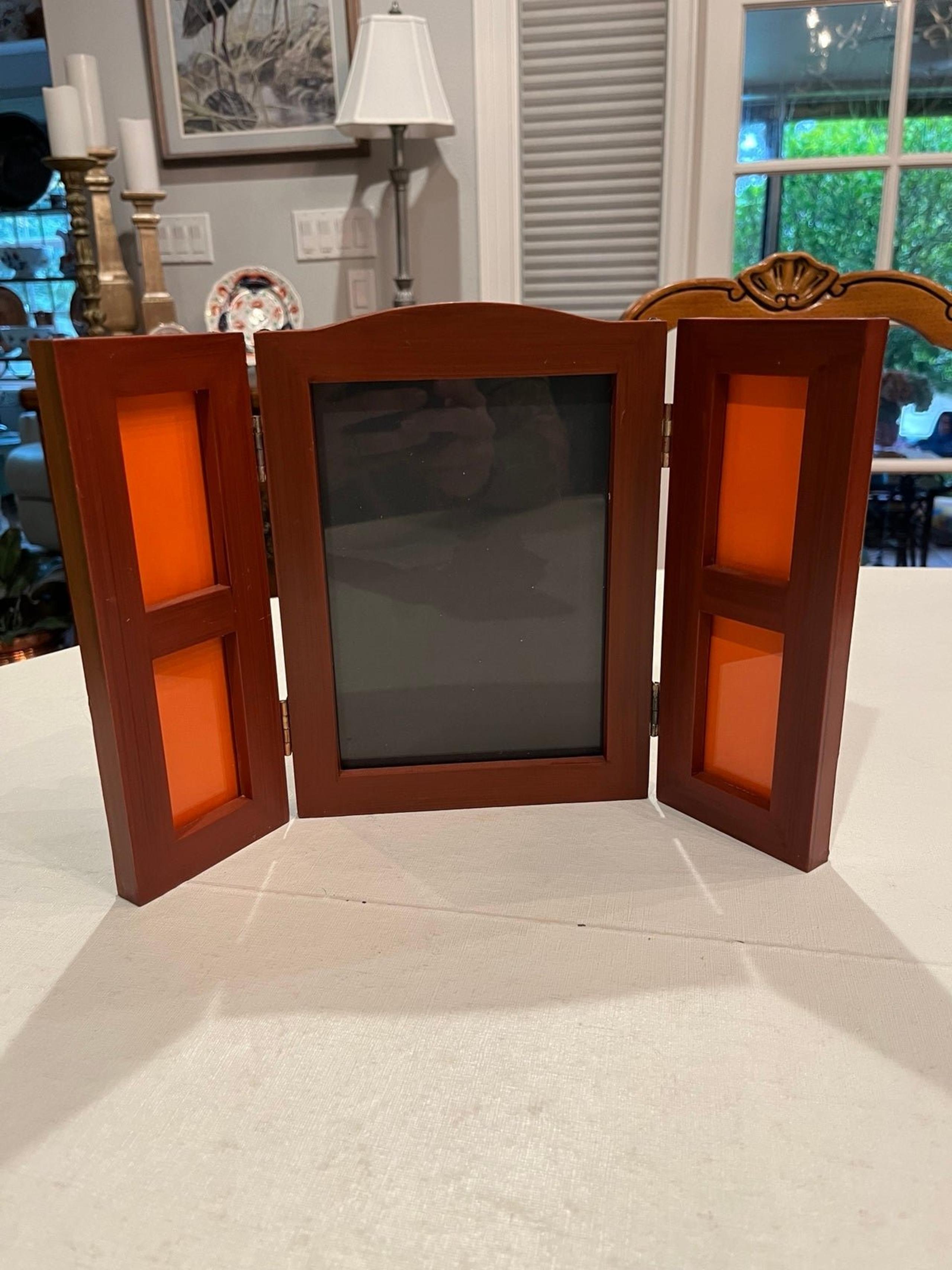 Vintage vanity style folding brown faux wood frame. Fits 5 pictures! GUC!