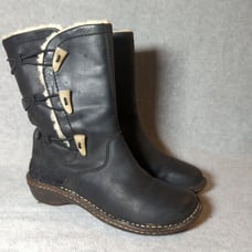 UGG Kona Shearling Boots Black Leather Women 7 Toggles Slip Resistant Outdoors