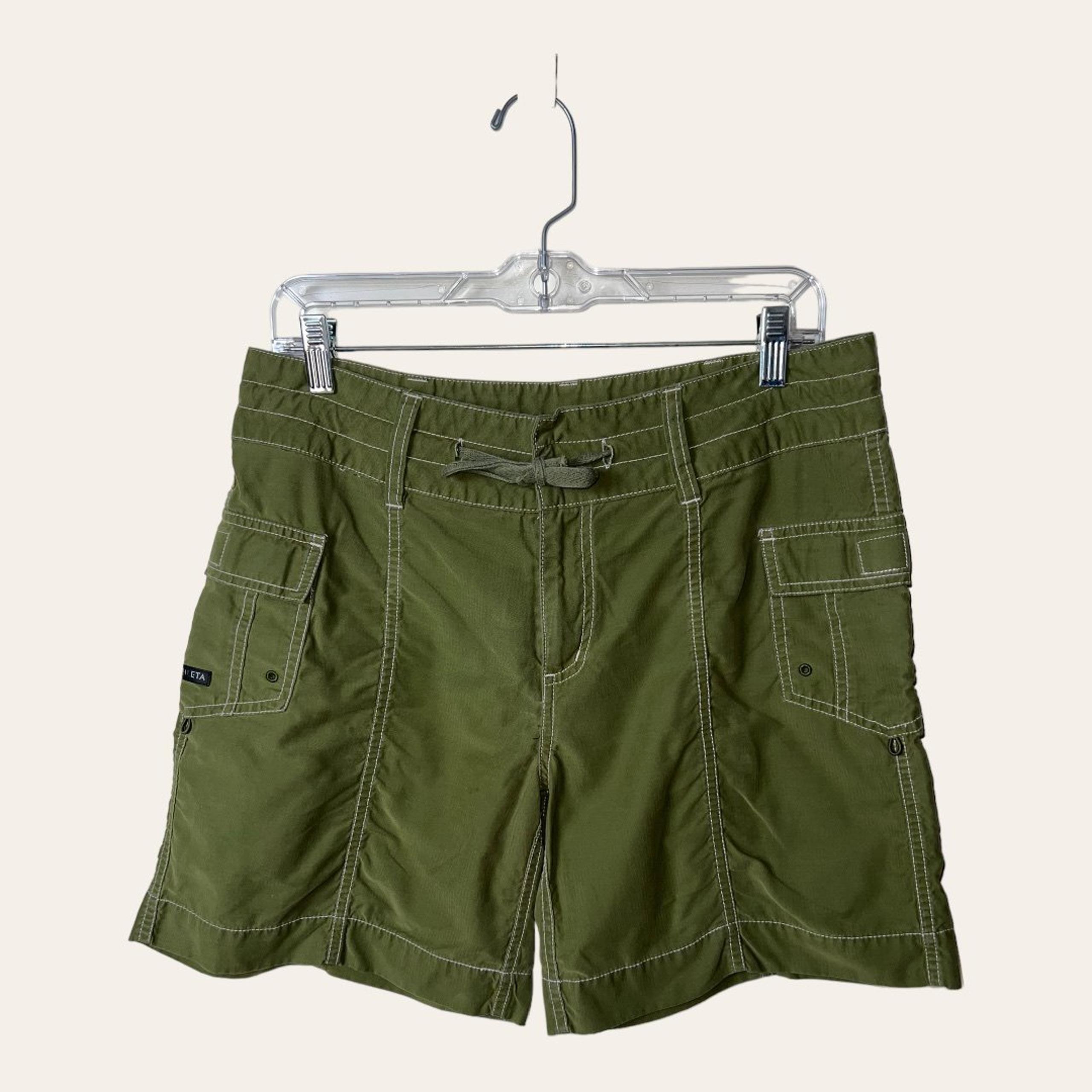 0110W. ATHLETA CARGO SHORTS GREEN IN COLOR SIZE 10 POCKETS ZIPPER/VELCRO SIZE 10