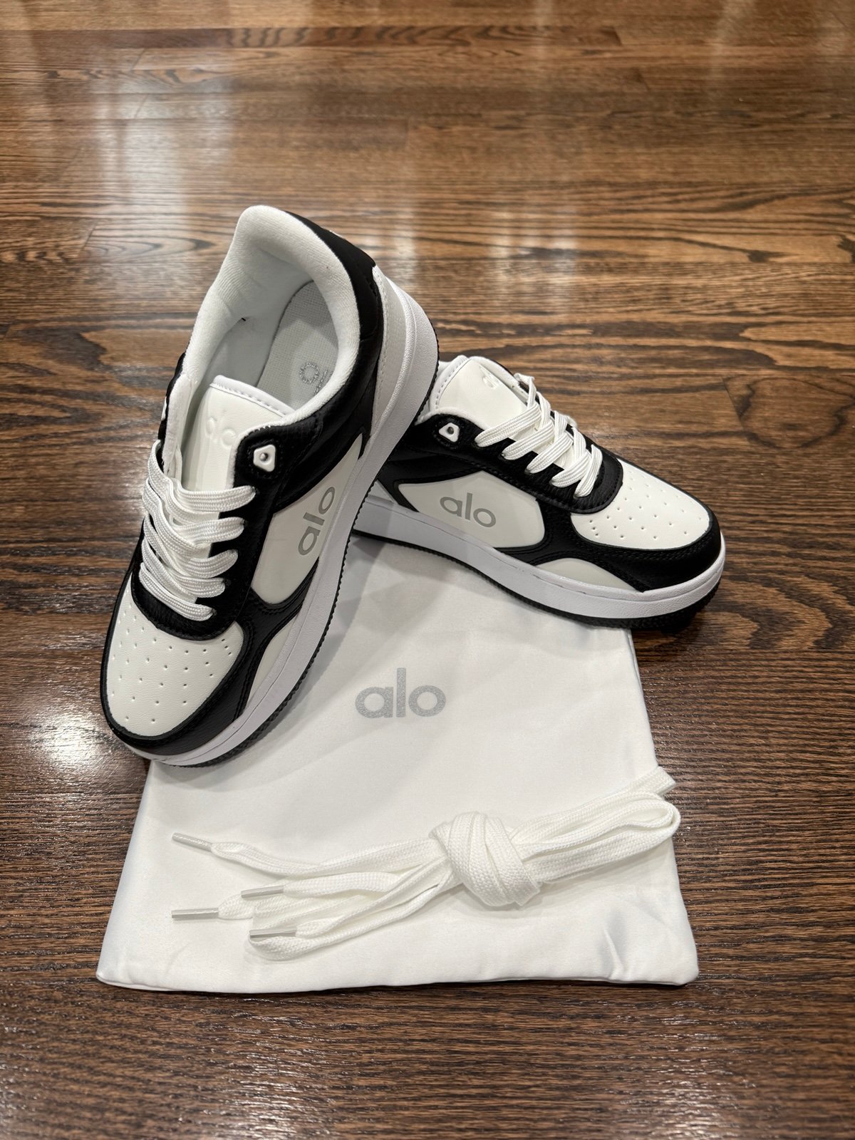 Alo Recovery Mode Sneaker brand new