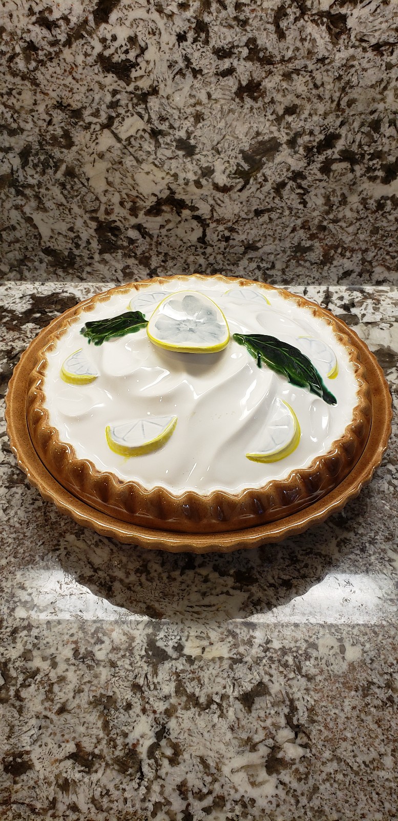 Vintage ceramic lemon pie plate w/lid