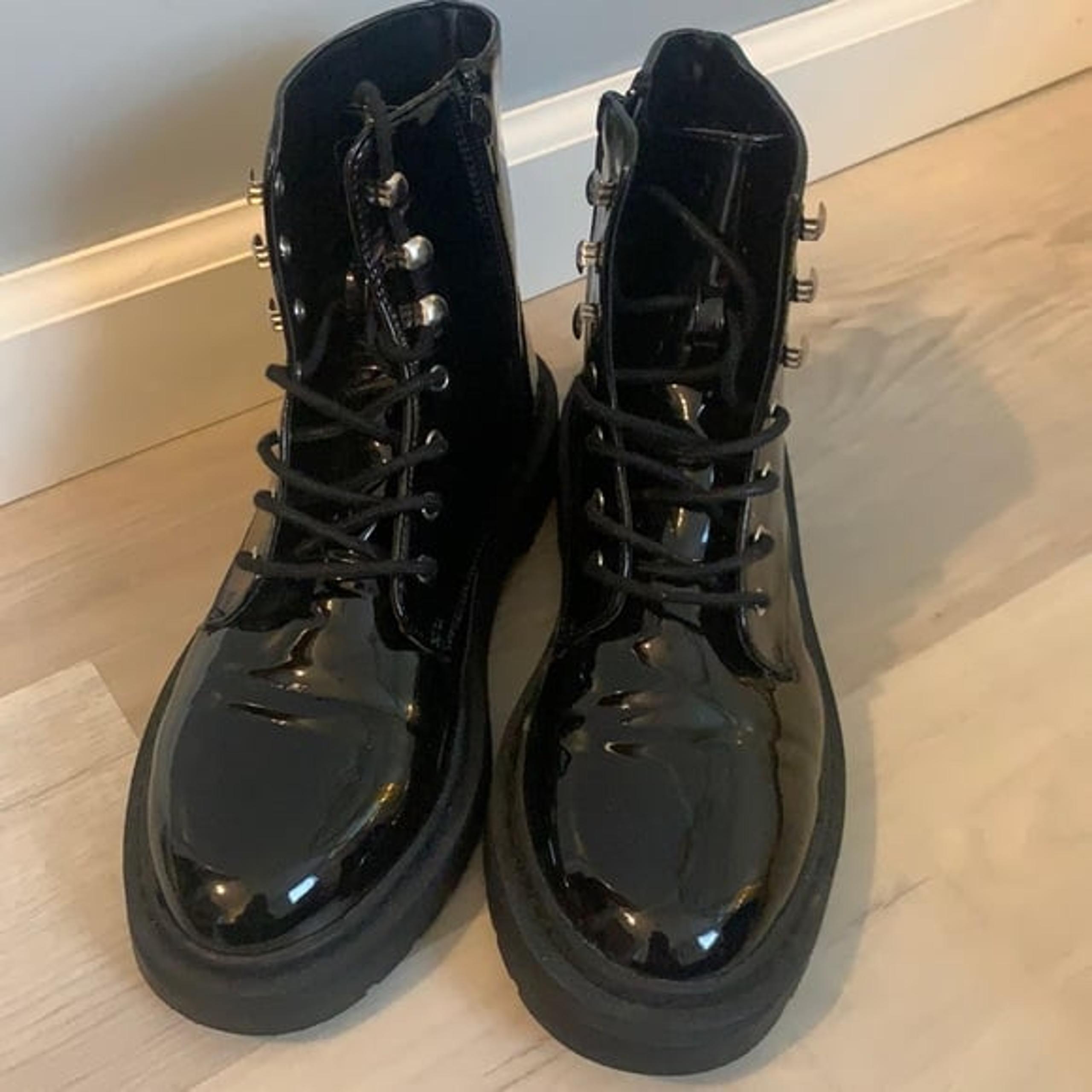 New black boot gothic / goth