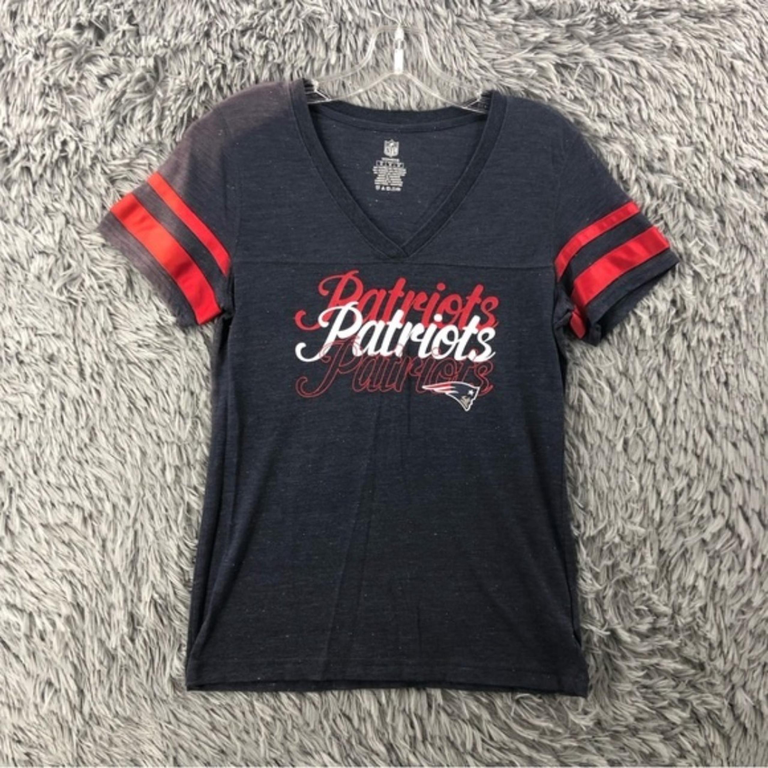 NFL New England Patriots Women’s Medium Football Vneck Speckled Spellout Tshirt