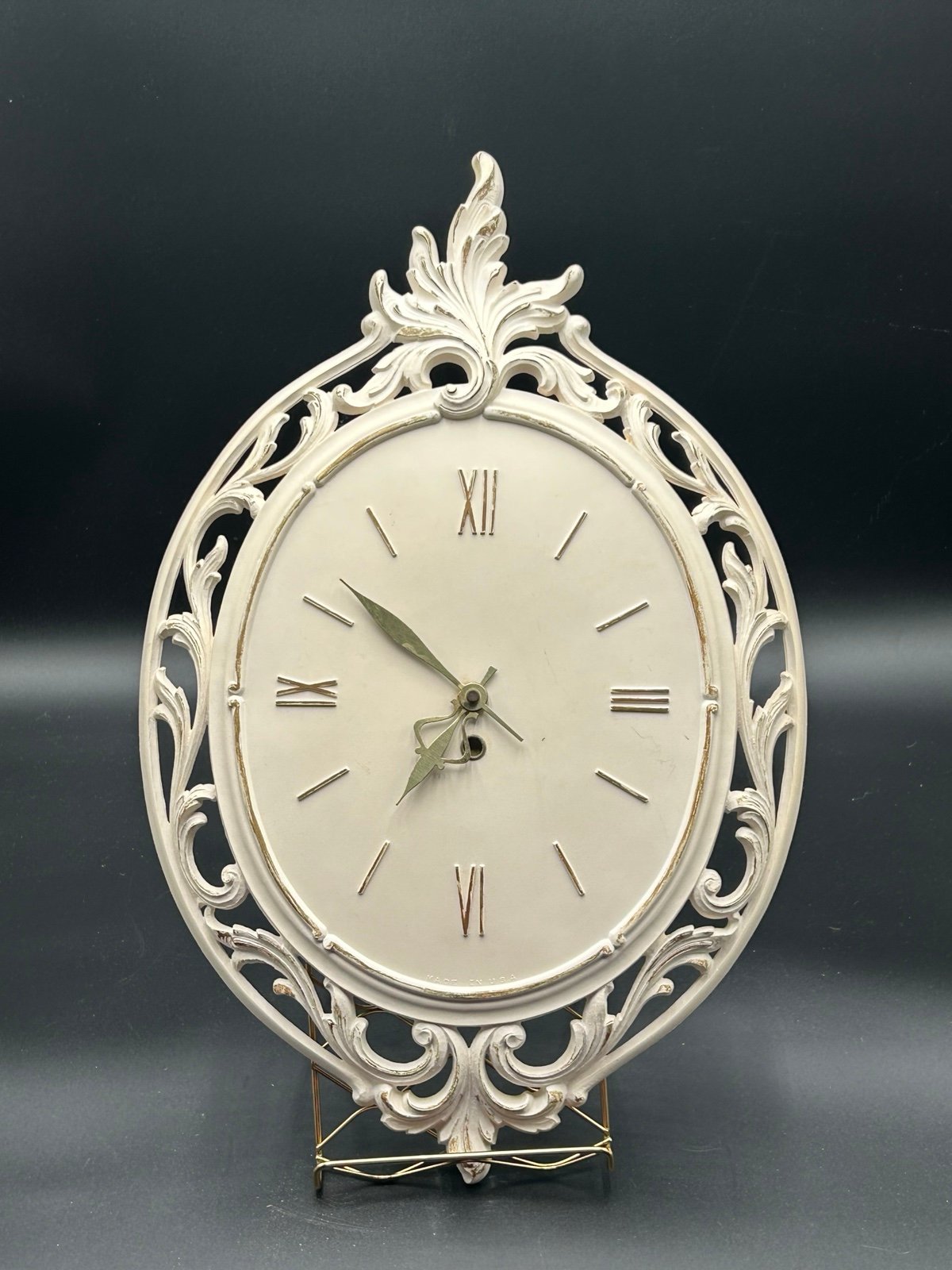 Vintage Syroco 4384 ornate Hollywood Regency clock, French country