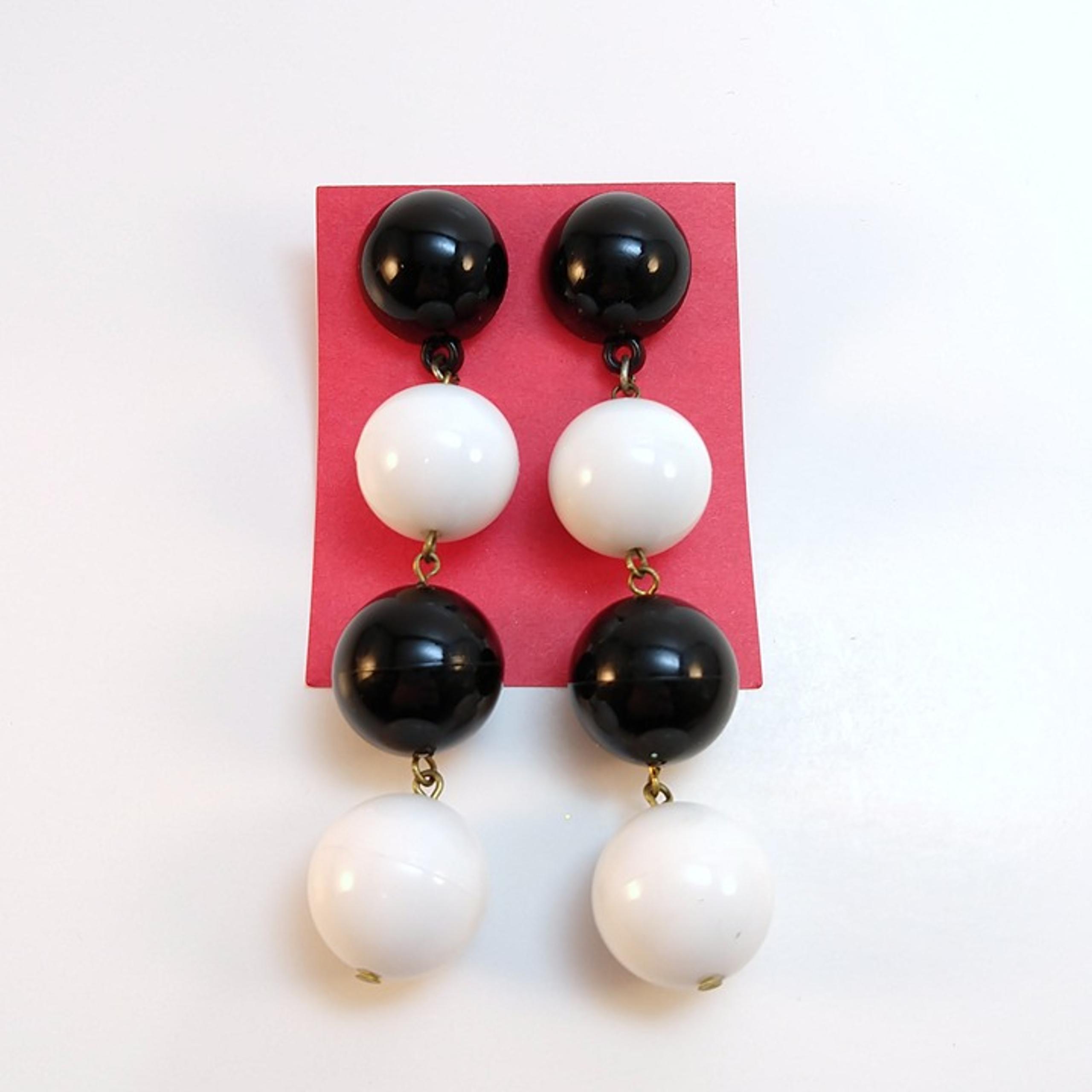 Vintage Mod 80s Does 60s Dangle Earrings Black White Geometric Orbs Go-Go Girl
