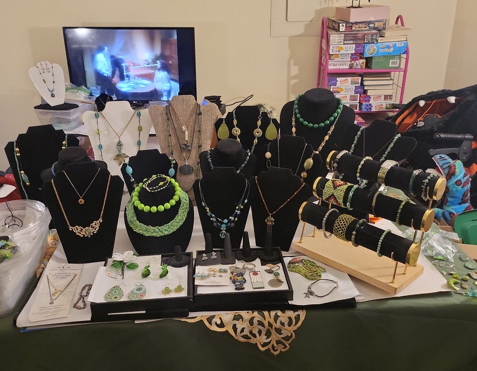 BEAUTIFUL VINTAGE TO MODERN UNIQUE JEWELRY LOT# 41 (2LBS 13oz) *51 PIECES* READ