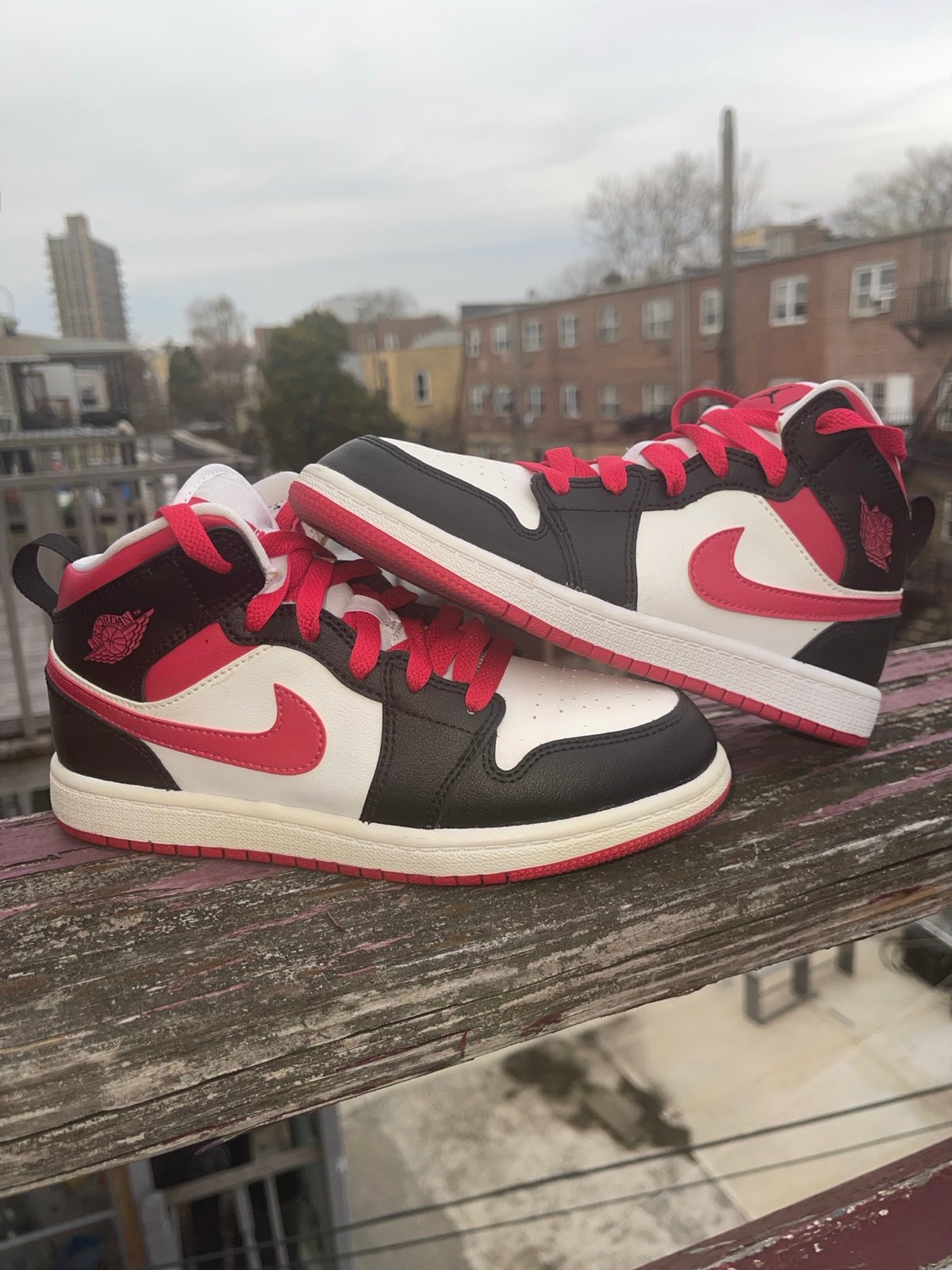 jordan 1 mid Red / Very Berry