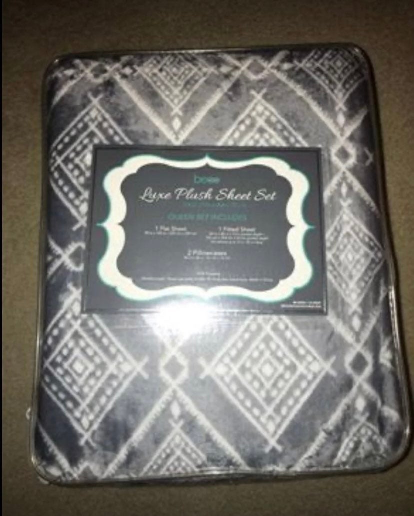 NIB Plush queen Sheet Set