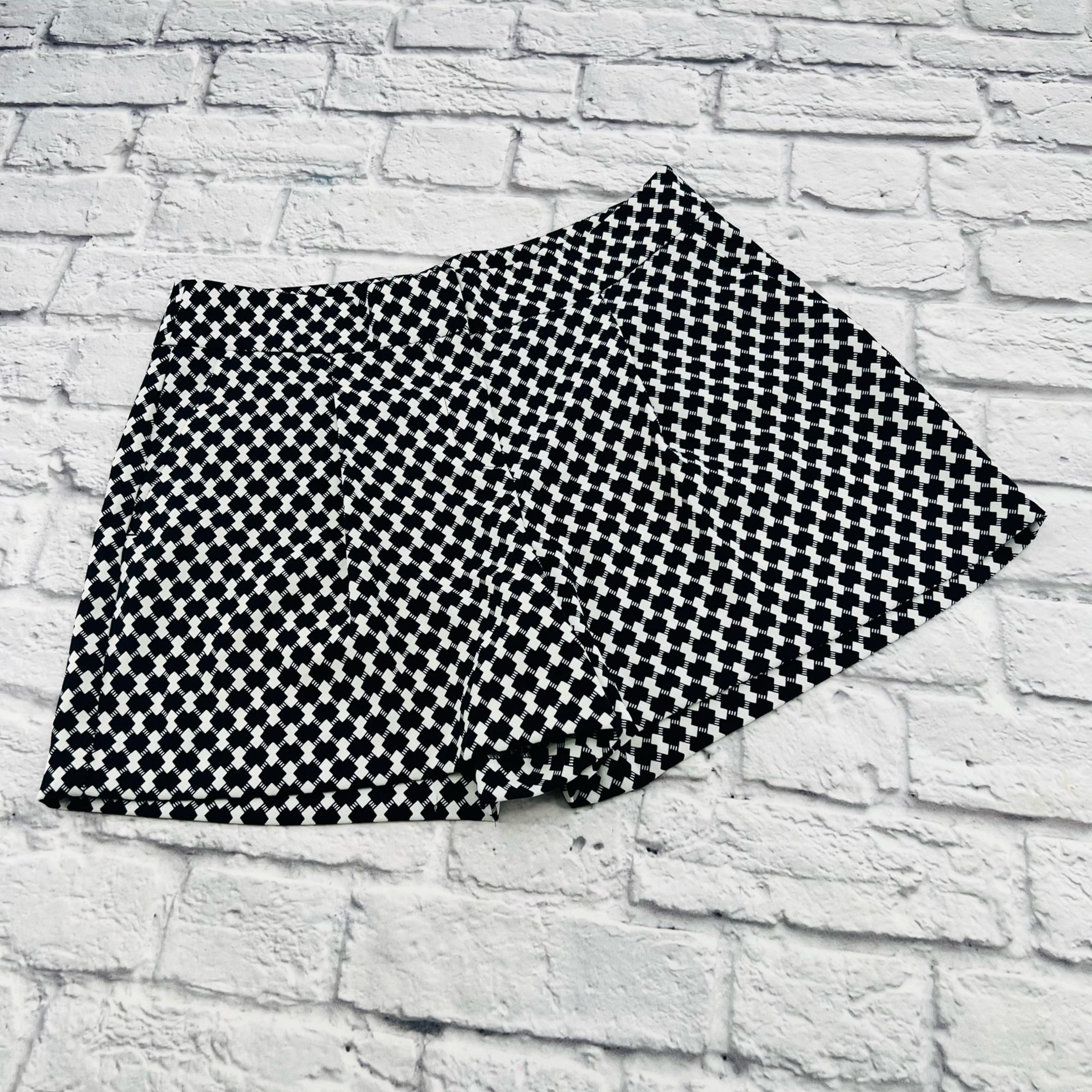 ANN TAYLOR Factory Shorts Woman's Size 4 Black White Geometric Dressy Casual