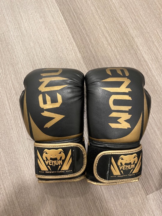 VENUM ELITE BOXING GLOVES - BLACK/GOLD