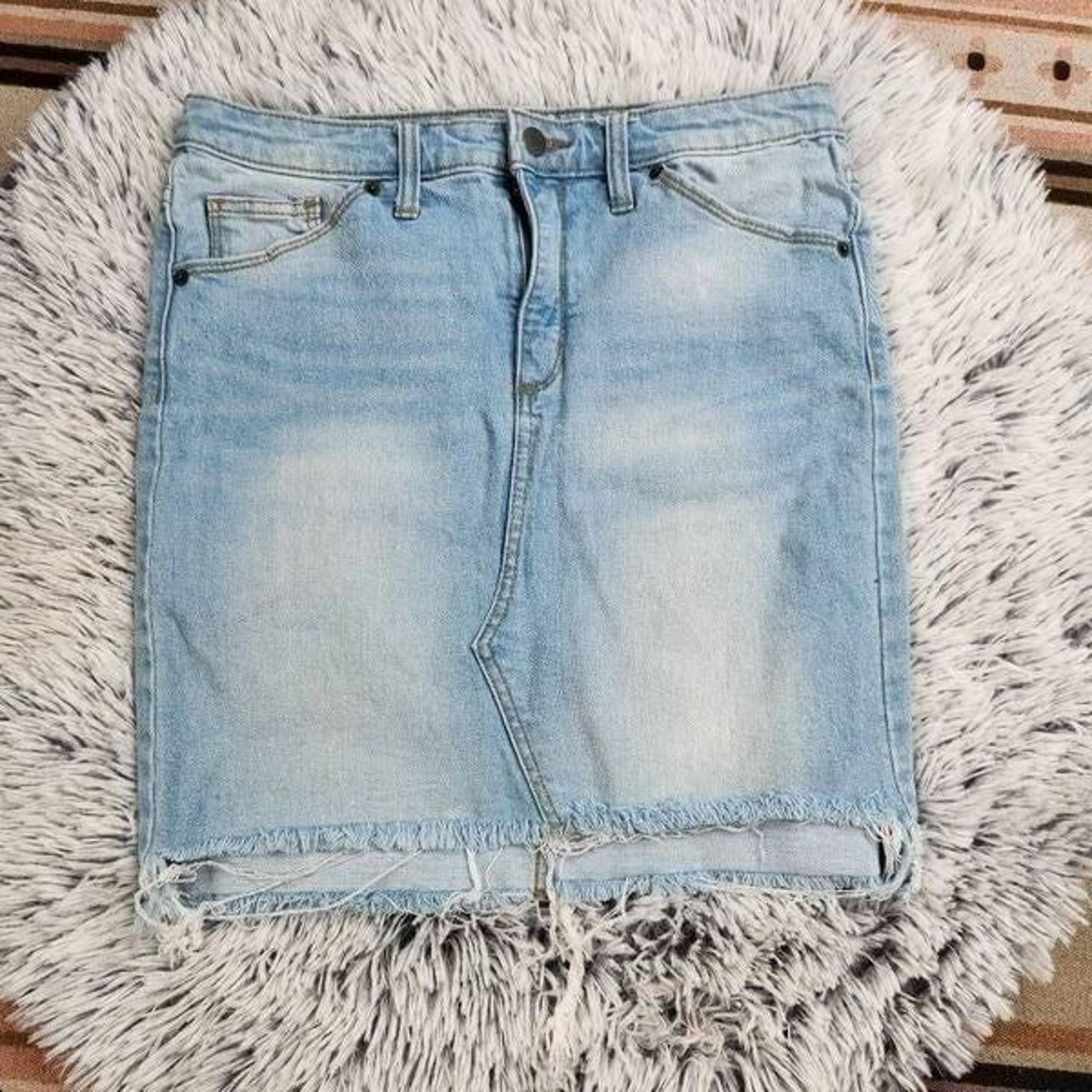 Universal Thread Light Wash Denim Mini Skirt Raw Hem Women's Size 10 / 30