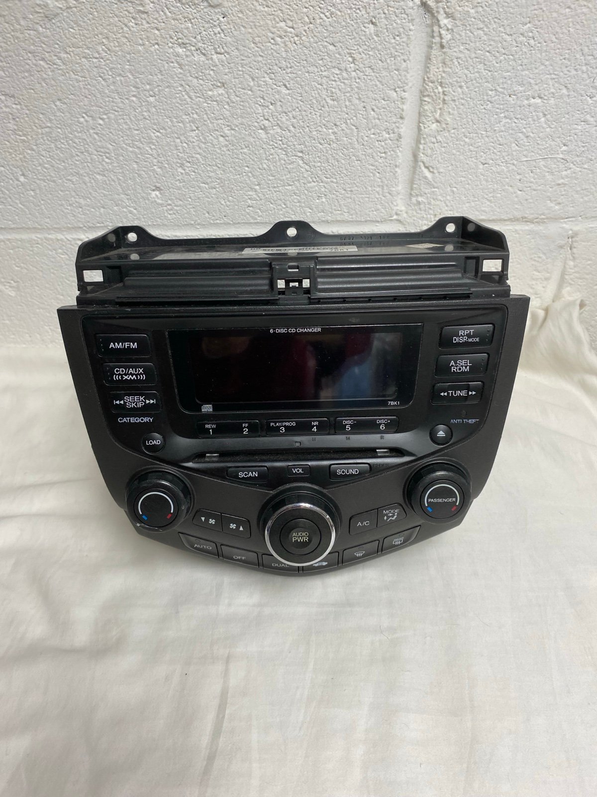 OEM 2003 2004 2005 2006 2007 HONDA ACCORD CD PLAYER RADIO CLIMATE CONTRL-7BK1