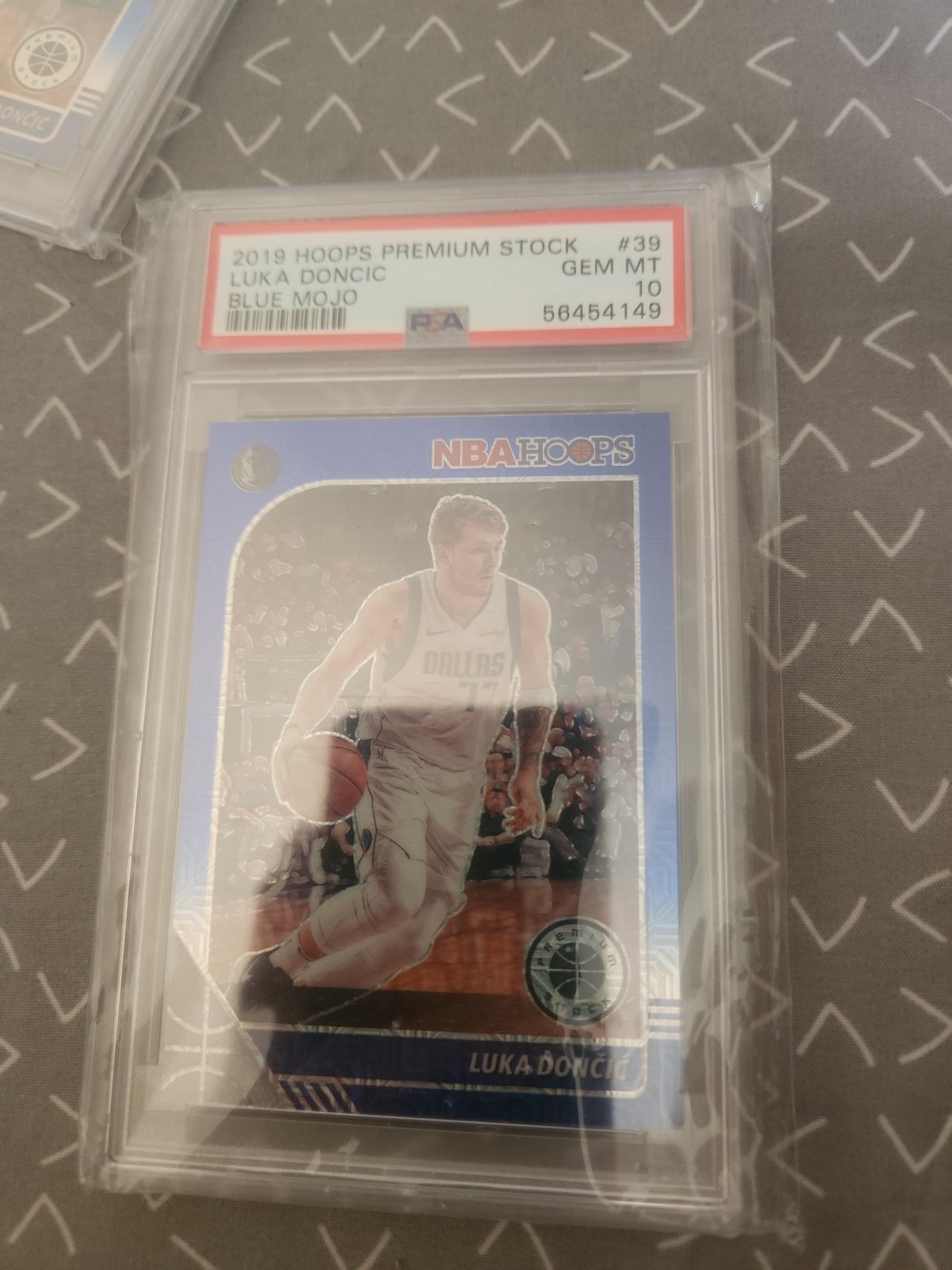 2019 Hoops Premium Stock Luka Doncic Blue Mojo PSA 10 #39