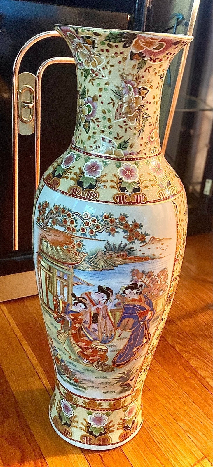 BEAUTIFUL ASIAN VINTAGE DECORATIVE VASE