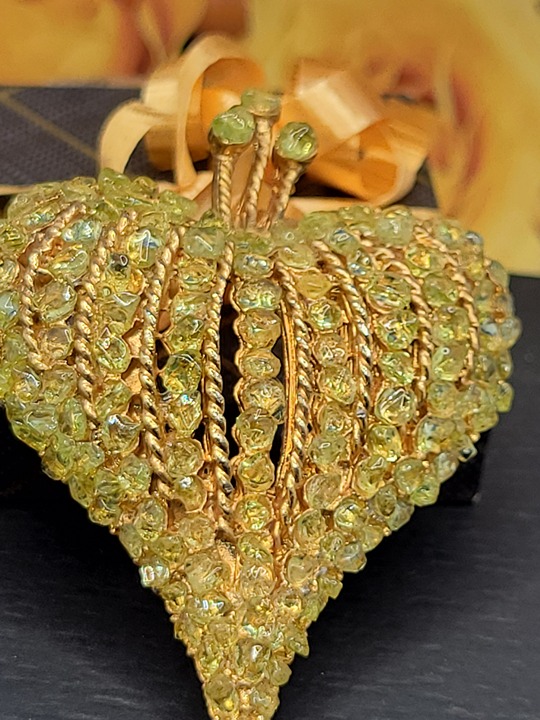 #1088, Vintage Brooch heart style, peridot stone.