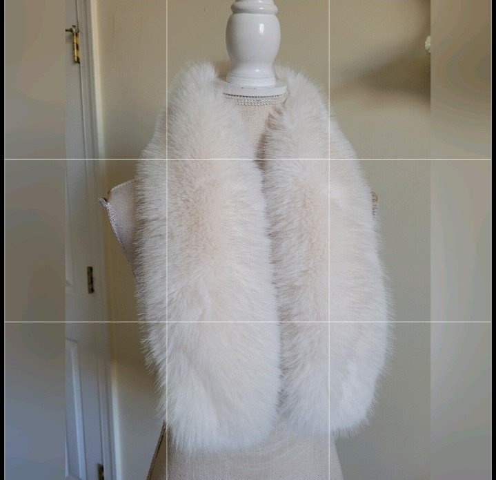 Collar faux fur collar.