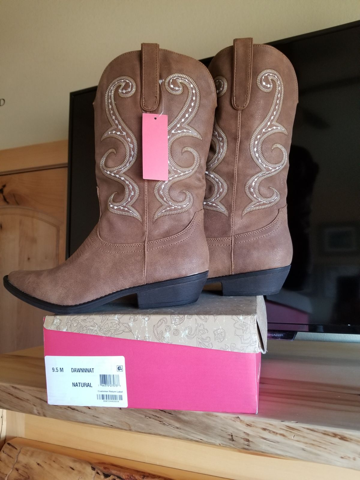 Women's cowboy boots, size 10, brand new