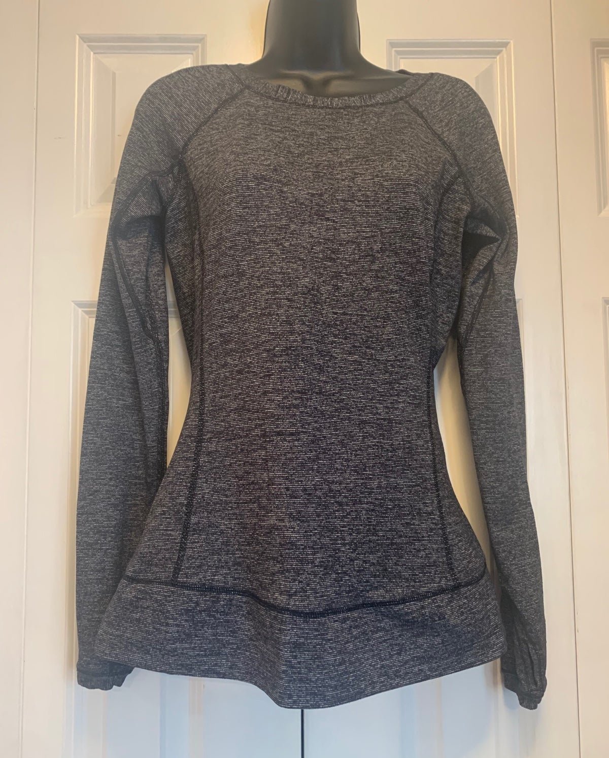 Lululemon Athletica Women’s Long Sleeve Top ( Size 6) Color Heathered Black