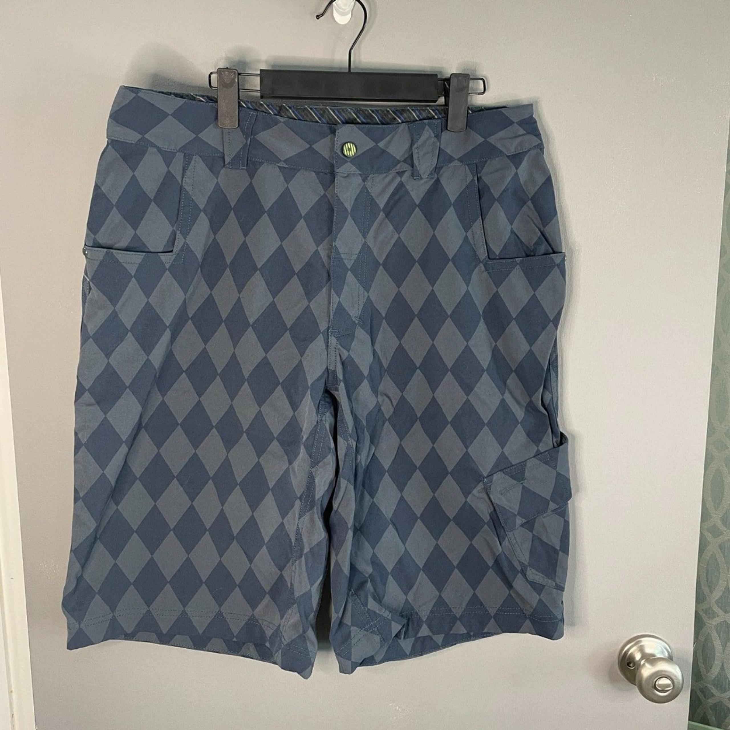 Lululemon Mens Wet Dry Warm Swim Cargo Shorts Geometric Print **READ**