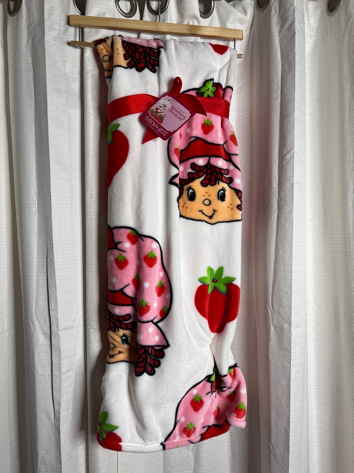 Strawberry shortcake blanket throw