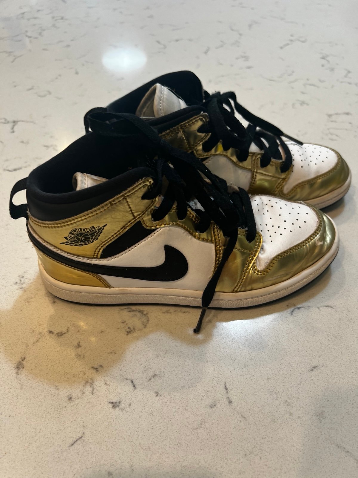 Nike Air Jordan Mid metallic gold