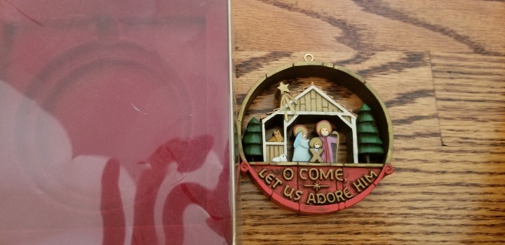 Hallmark - Nativity Scene Nostalgia ornament with box - MINT condition!!