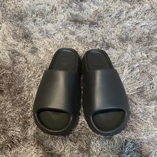 Yeezy slides onyx size 11