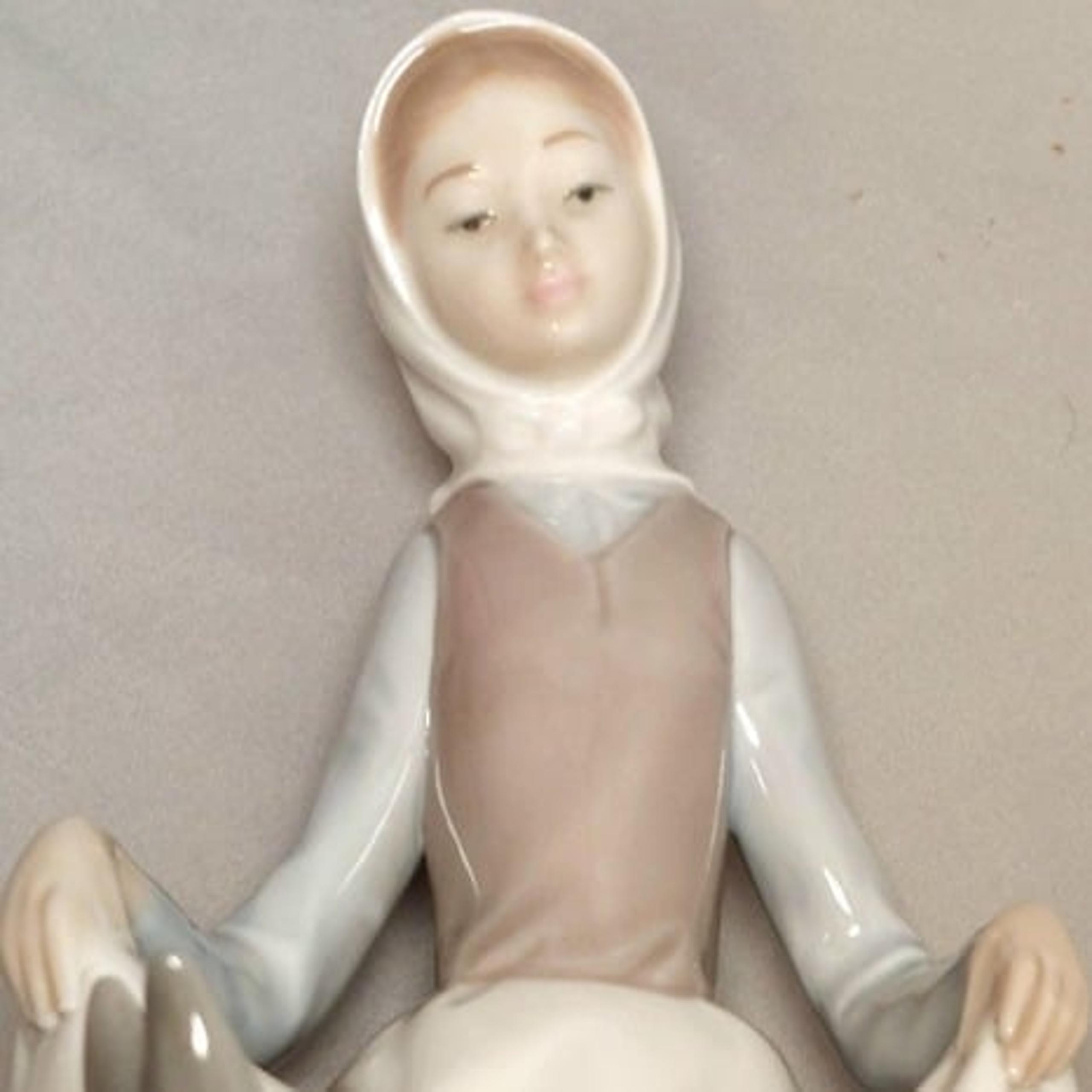 Lladro "Rabbit Food" Vintage Home/Office Collectible Decor Statue Figurine