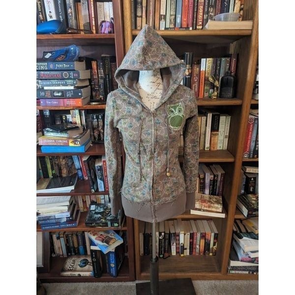 owl zip up hoodie sz small euc green and taupe with owl pattern and patch