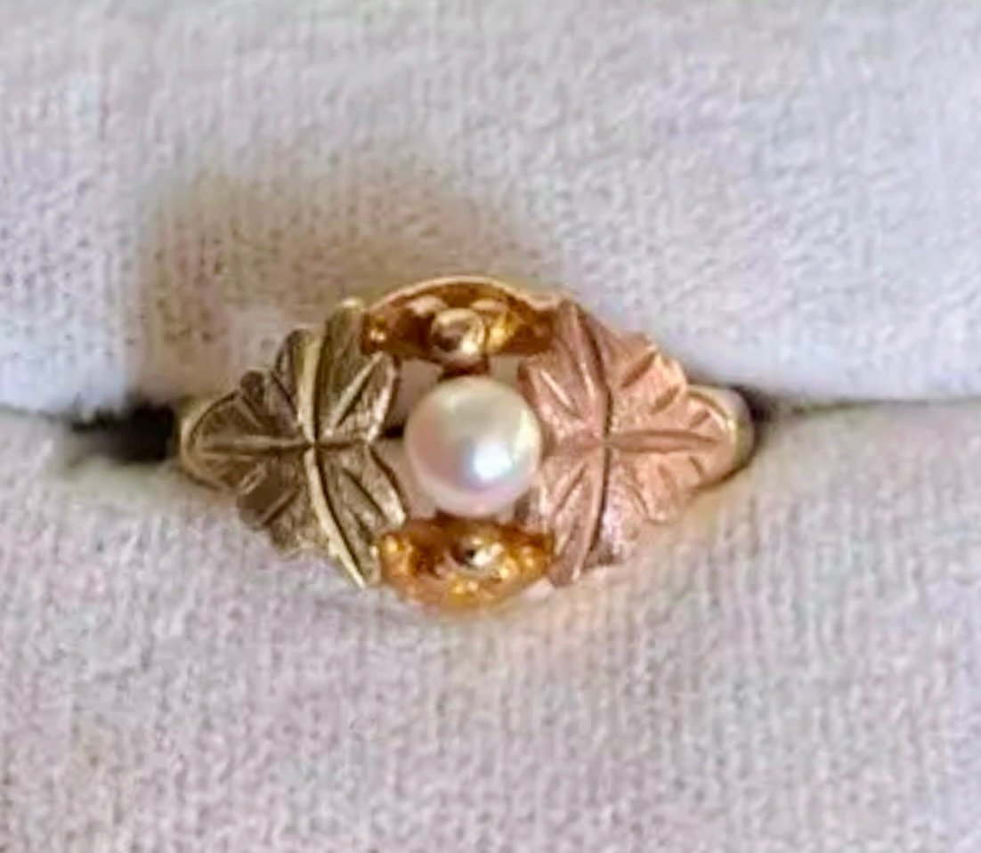 Landstrom’s Black hills gold w/pearl ring