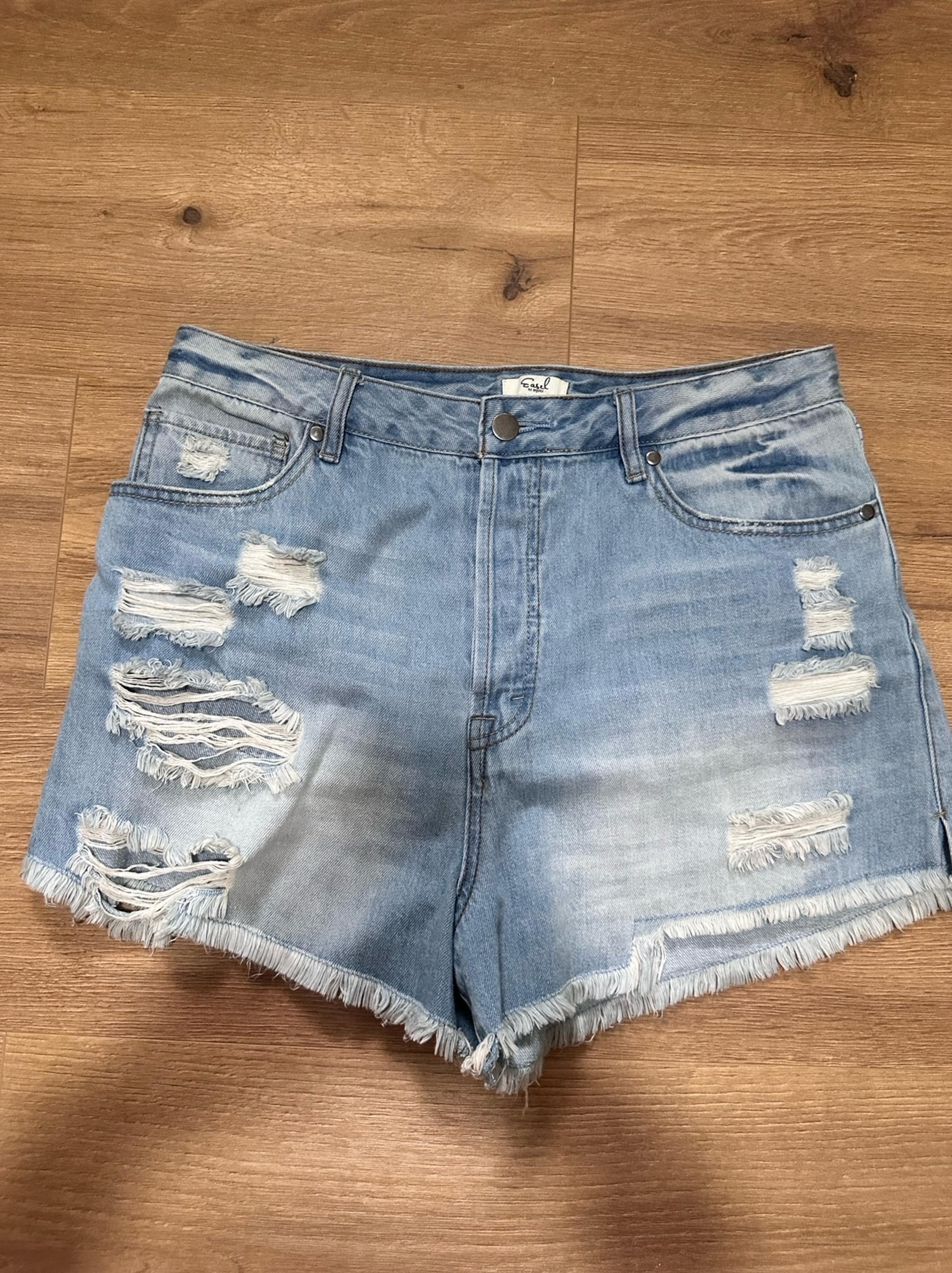 Women’s “easel” denim shorts
