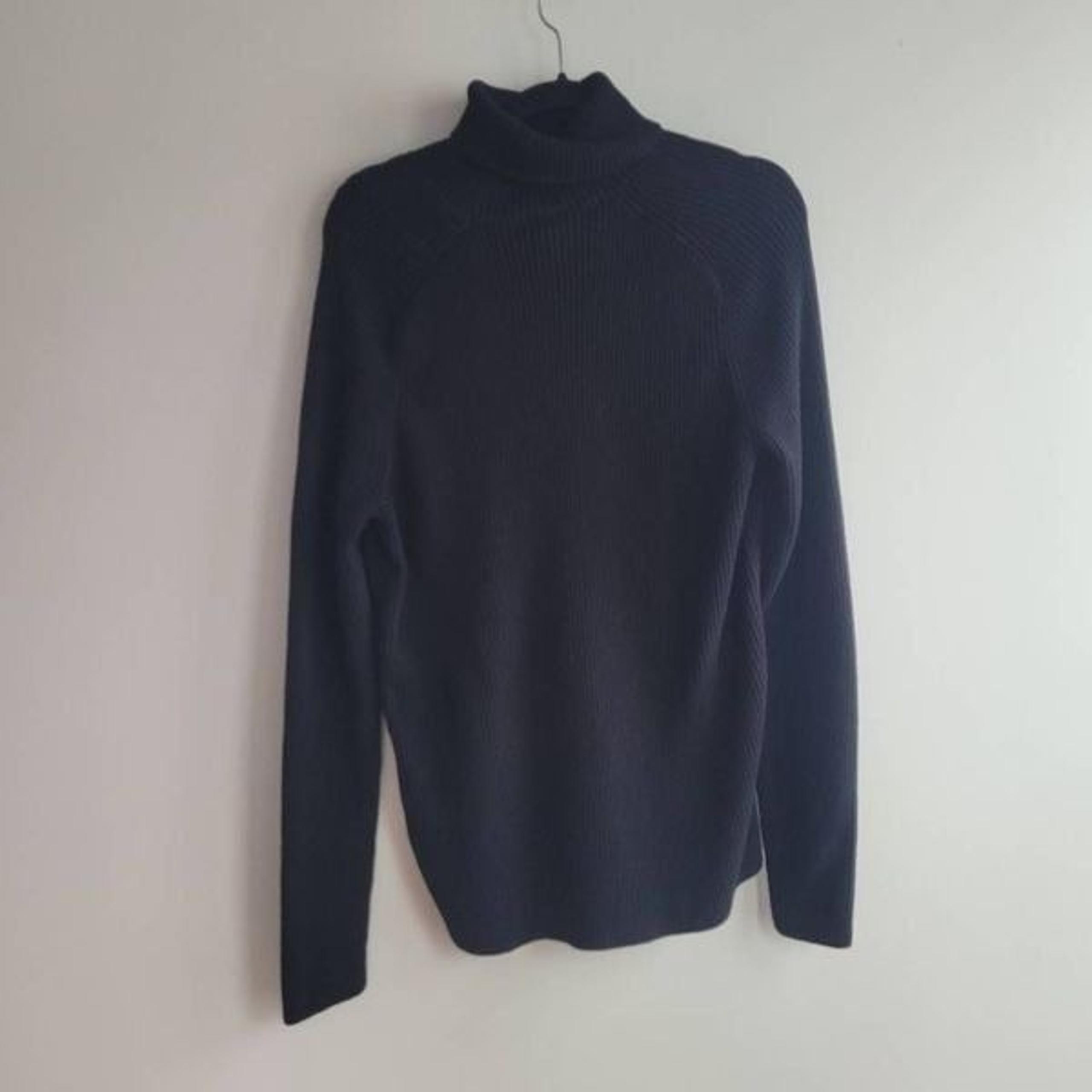 H&M ribbed knit black turtleneck muscle fit long sleeved long length