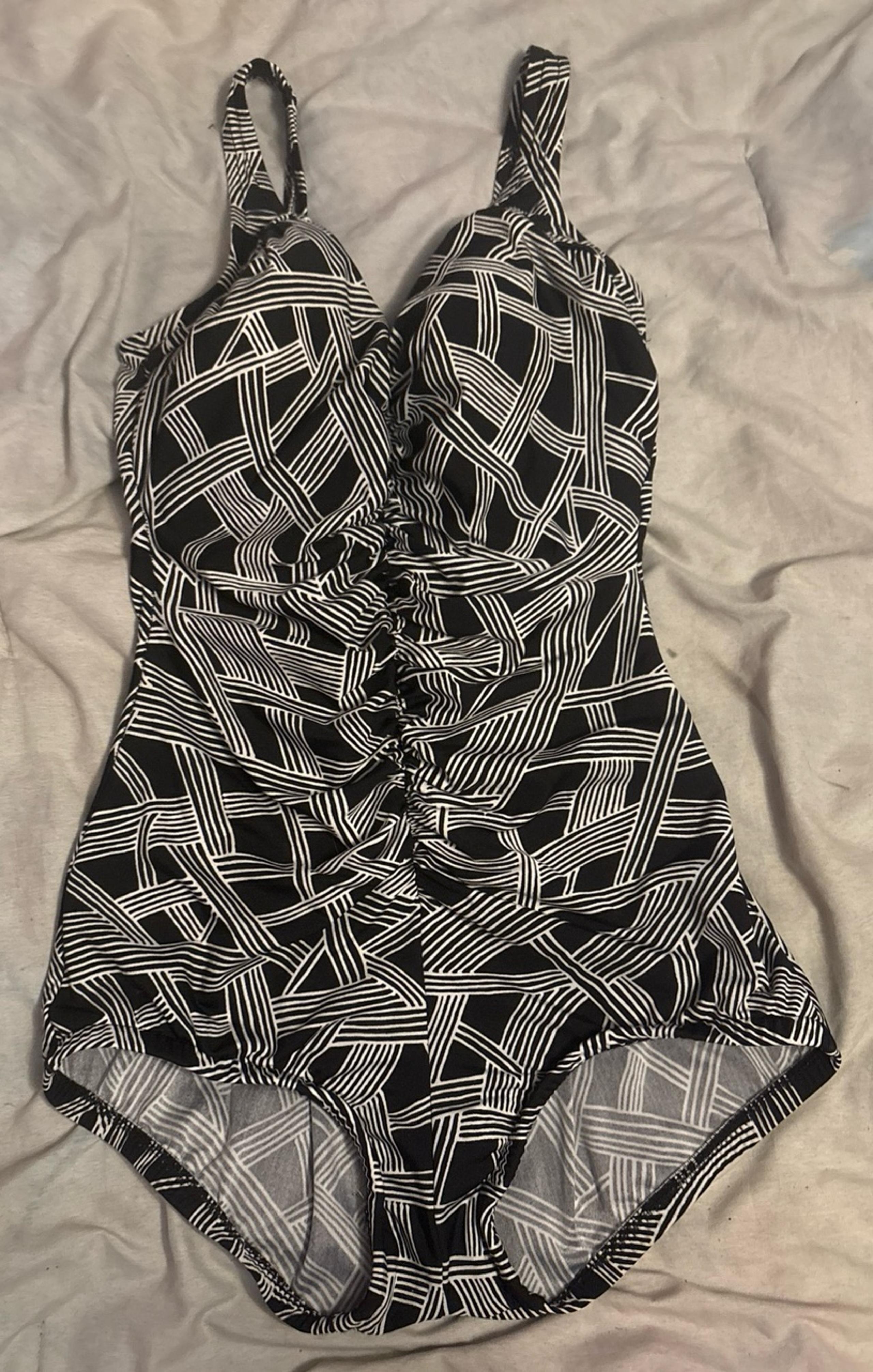 Black & White Abstract Print Center Ruching Tummy Control Swimsuit, Size 14