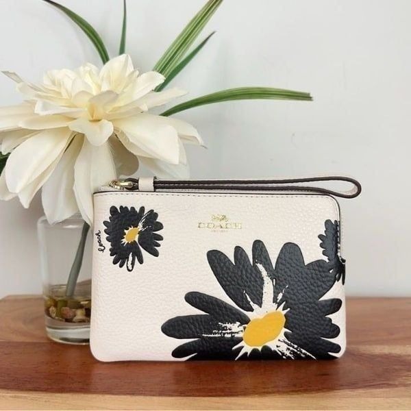 NWT Coach Corner Zip Wristlet With Daisy Floral Print