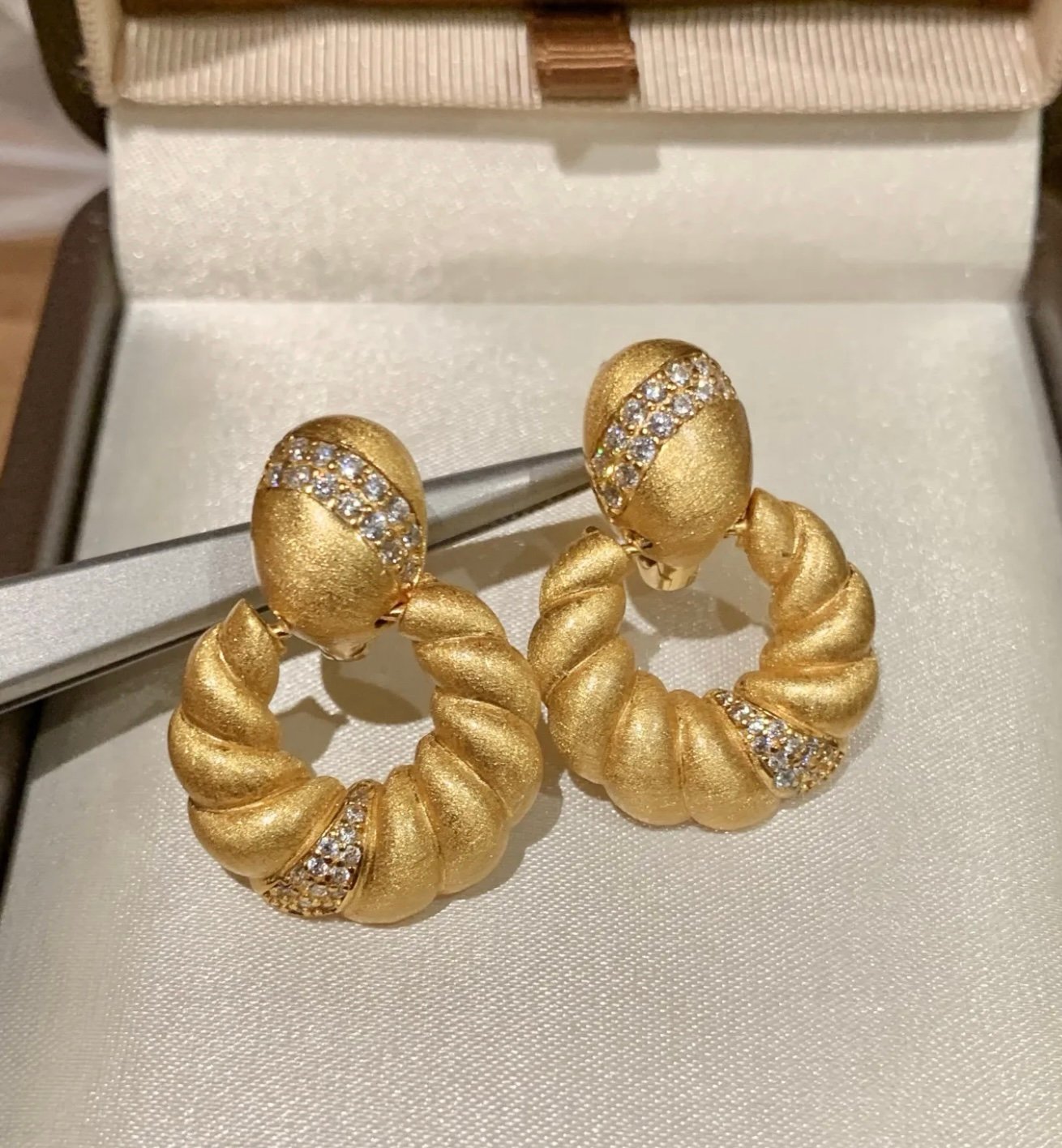 Stunning Italian craftsmanship 18k gold all over 925S earrings