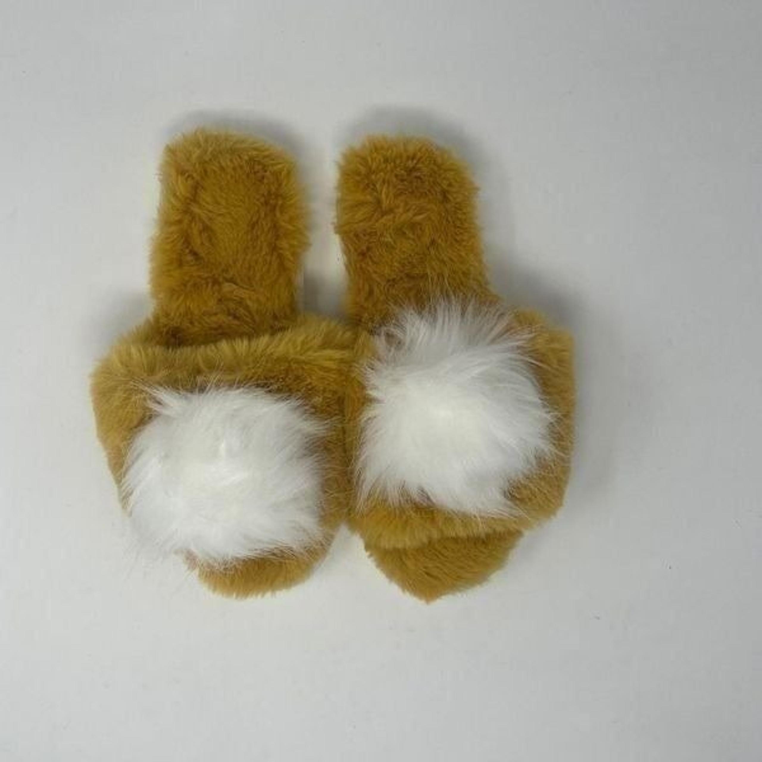 Shiraleah Amor Plush Holiday Slippers Yellow Women's L/XL