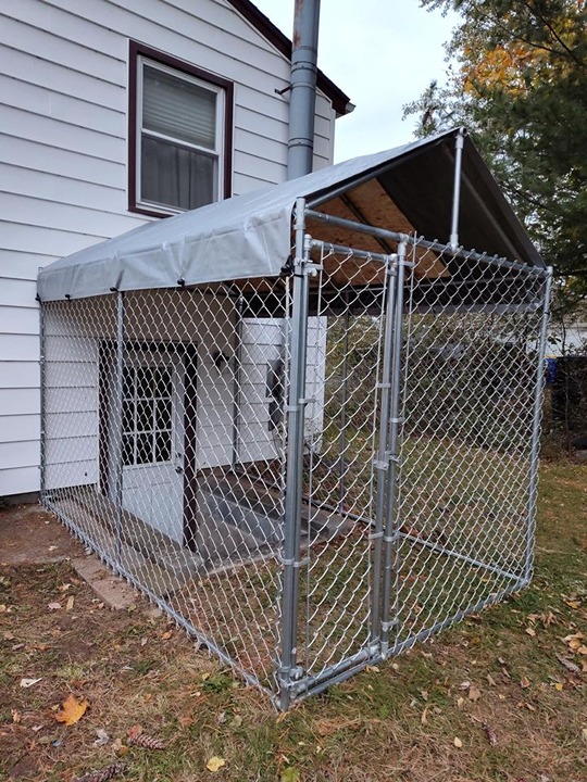 Galvanized Outdoor Dog Kennel, Anti-Rust Dog Kennel with Roof **Brand New**