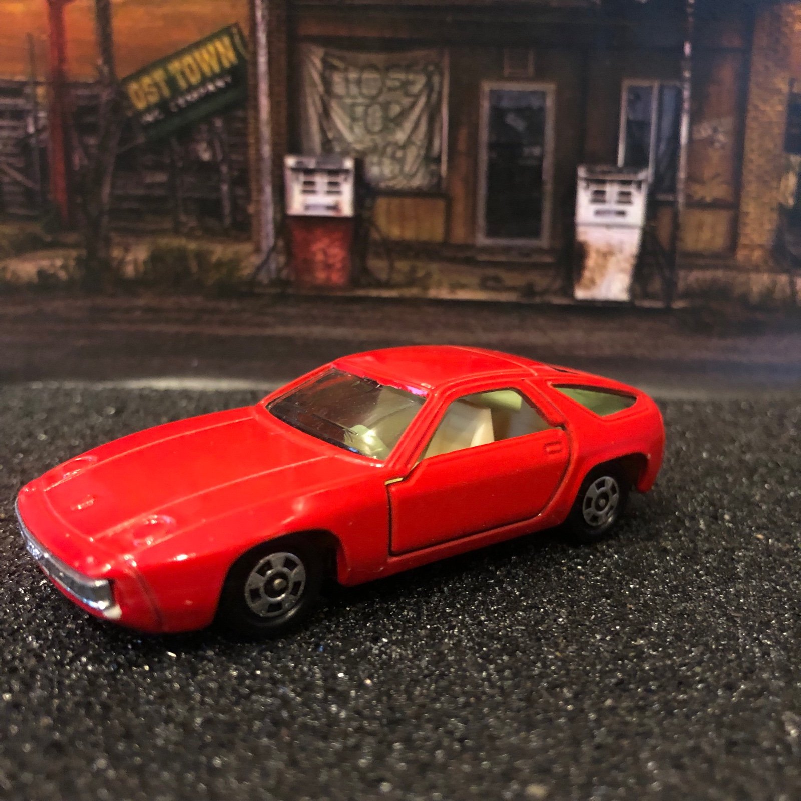 Tomica Porsche 928 guards red with opening doors rare