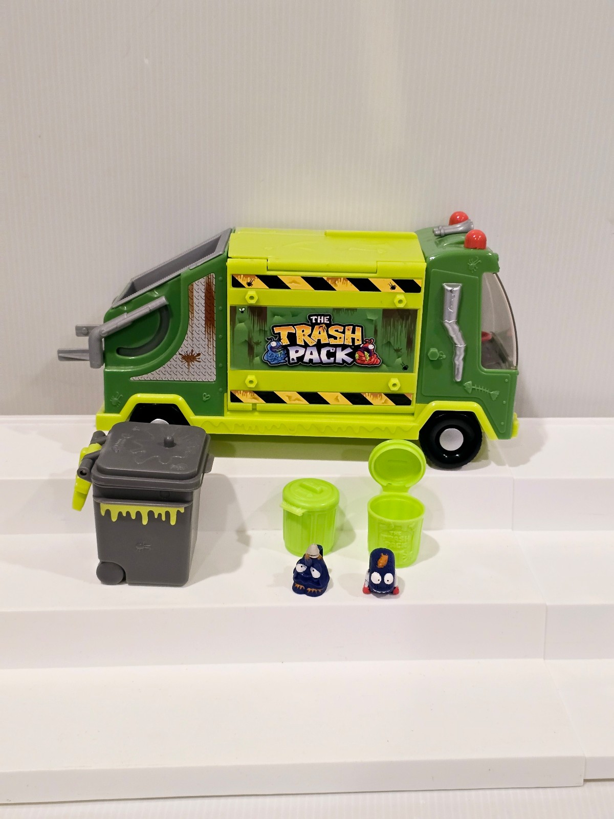 The Trash Pack Moose Toys Garbage Truck w/ Trash Can Exclusive Trashies Set