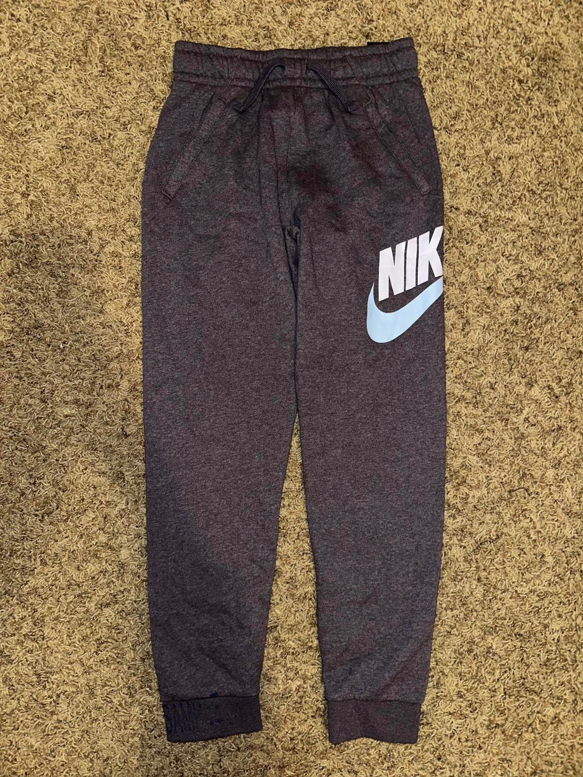 Nike Big Kids (Boys) Standard Fit Fleece Jogger Sweatpants Sample