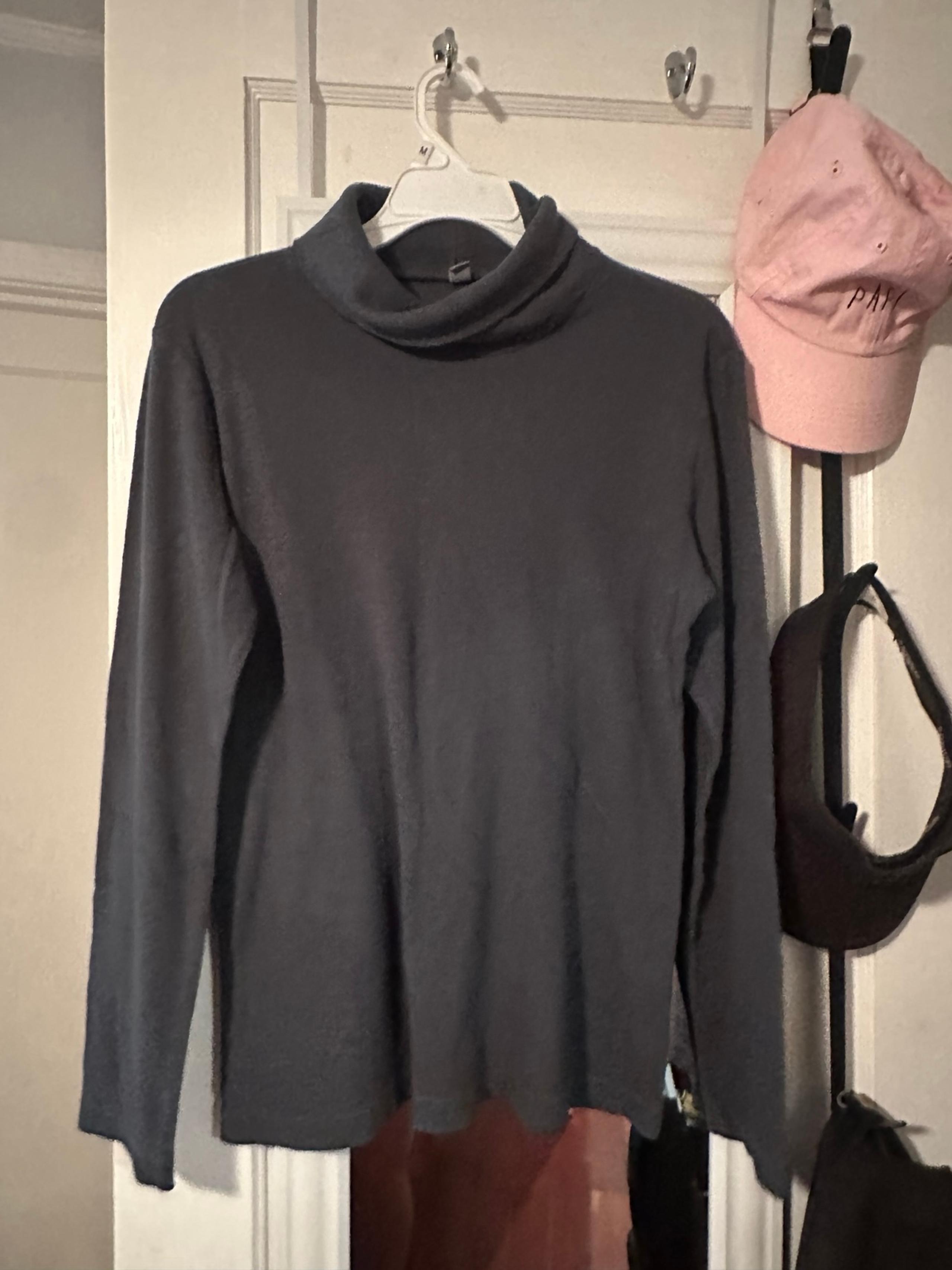 Uniqlo Grey Turtleneck Knit Long Sleeve Top Shirt Under-layer Women L