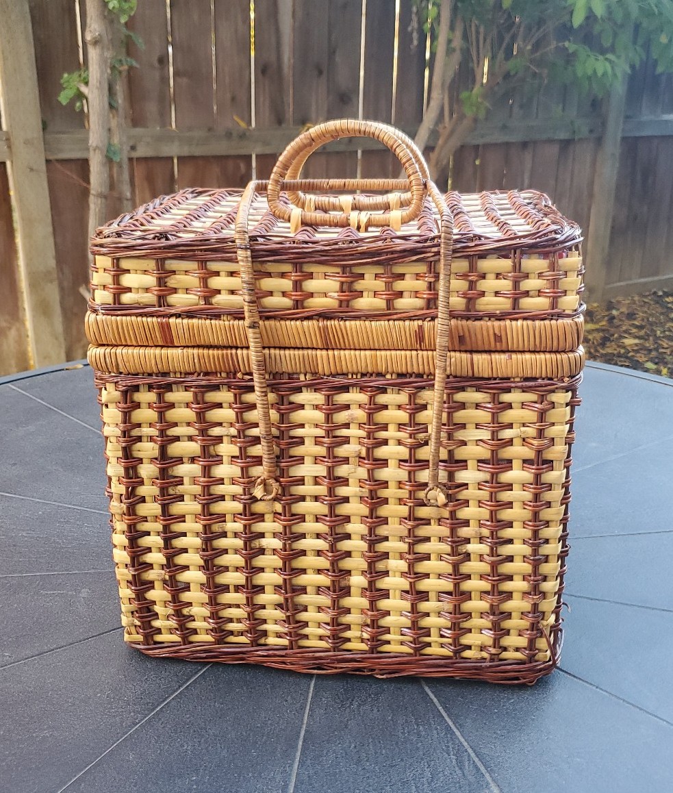 Vintage Wicker Picnic Basket Old Fashioned Rustic Woven Reed/Rattan Wicker Carry