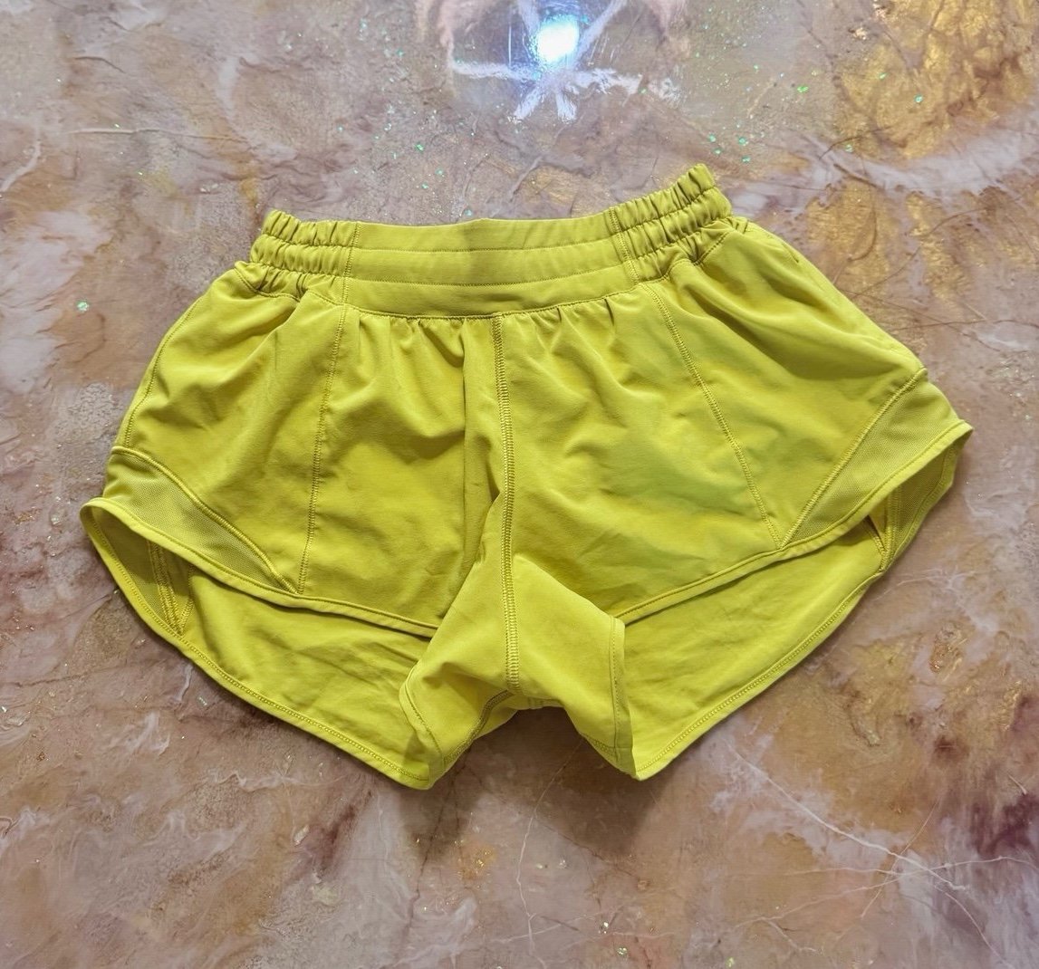 Lululemon Hotty Hot Soleil size 4-2.5”