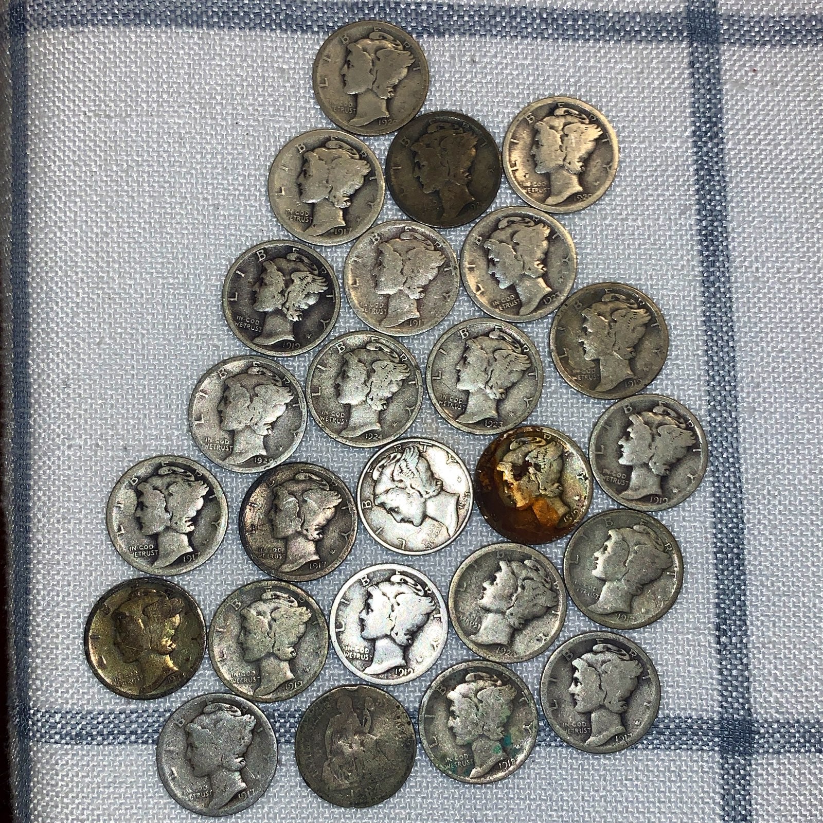 Lot of Pre 1930 Silver Mercury Dimes and a Seated Liberty Dime!