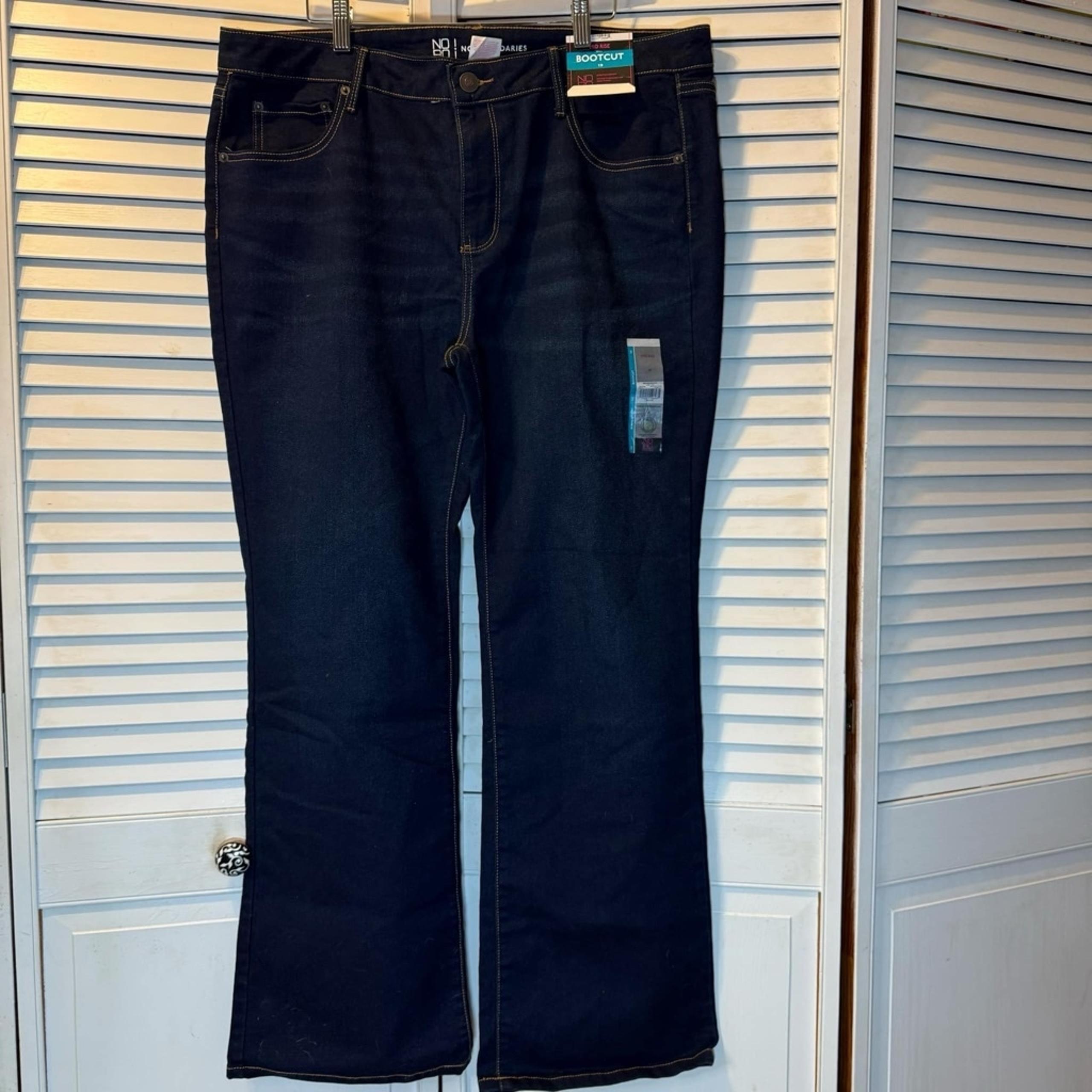 NWT Women's No Boundaries Jeans, Size 19, Dark Blue