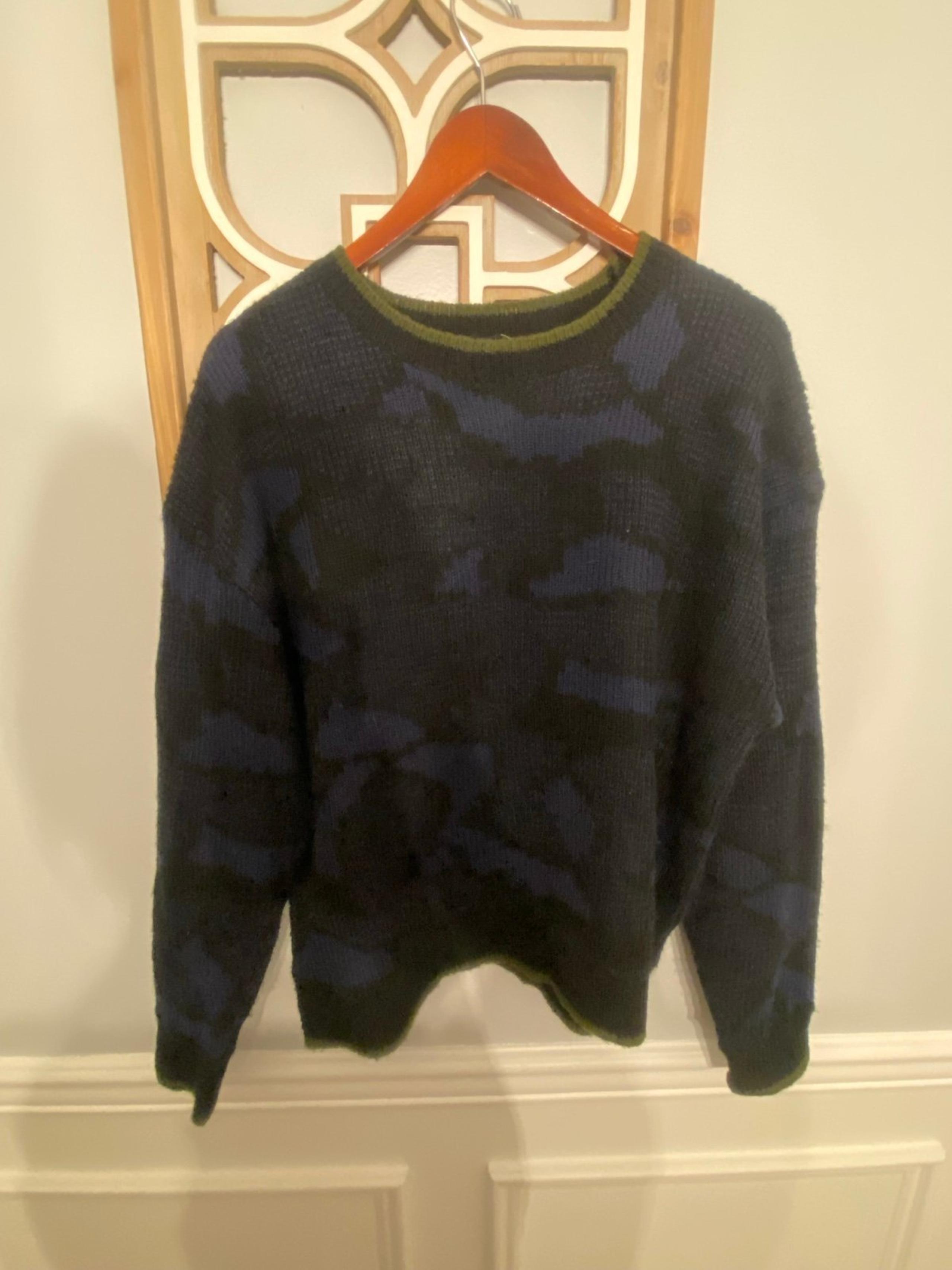 John + Jenn Blue Camo Crewneck Sweater size medium
